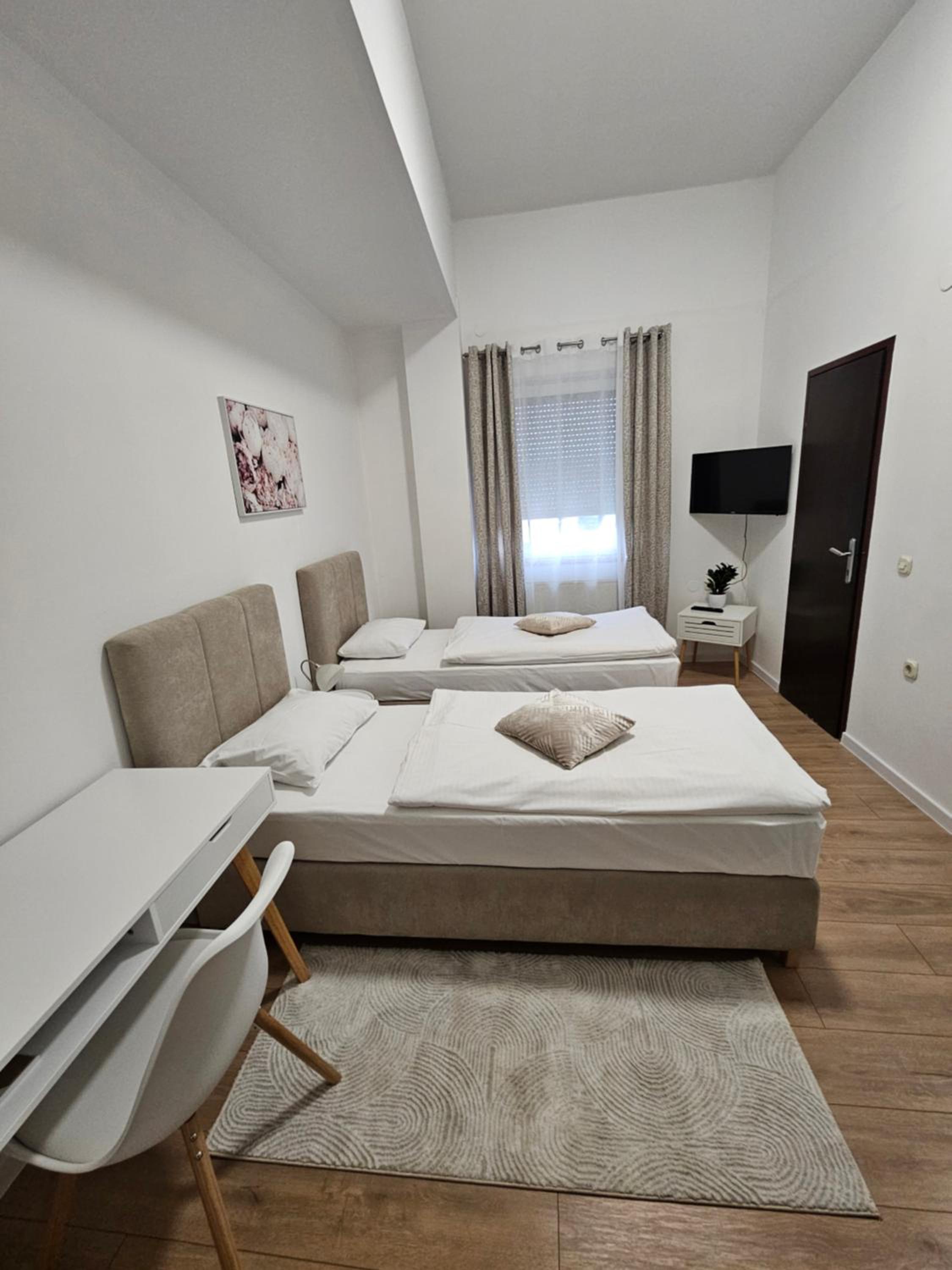 Double or Twin Room with Private Bathroom - Photo 4