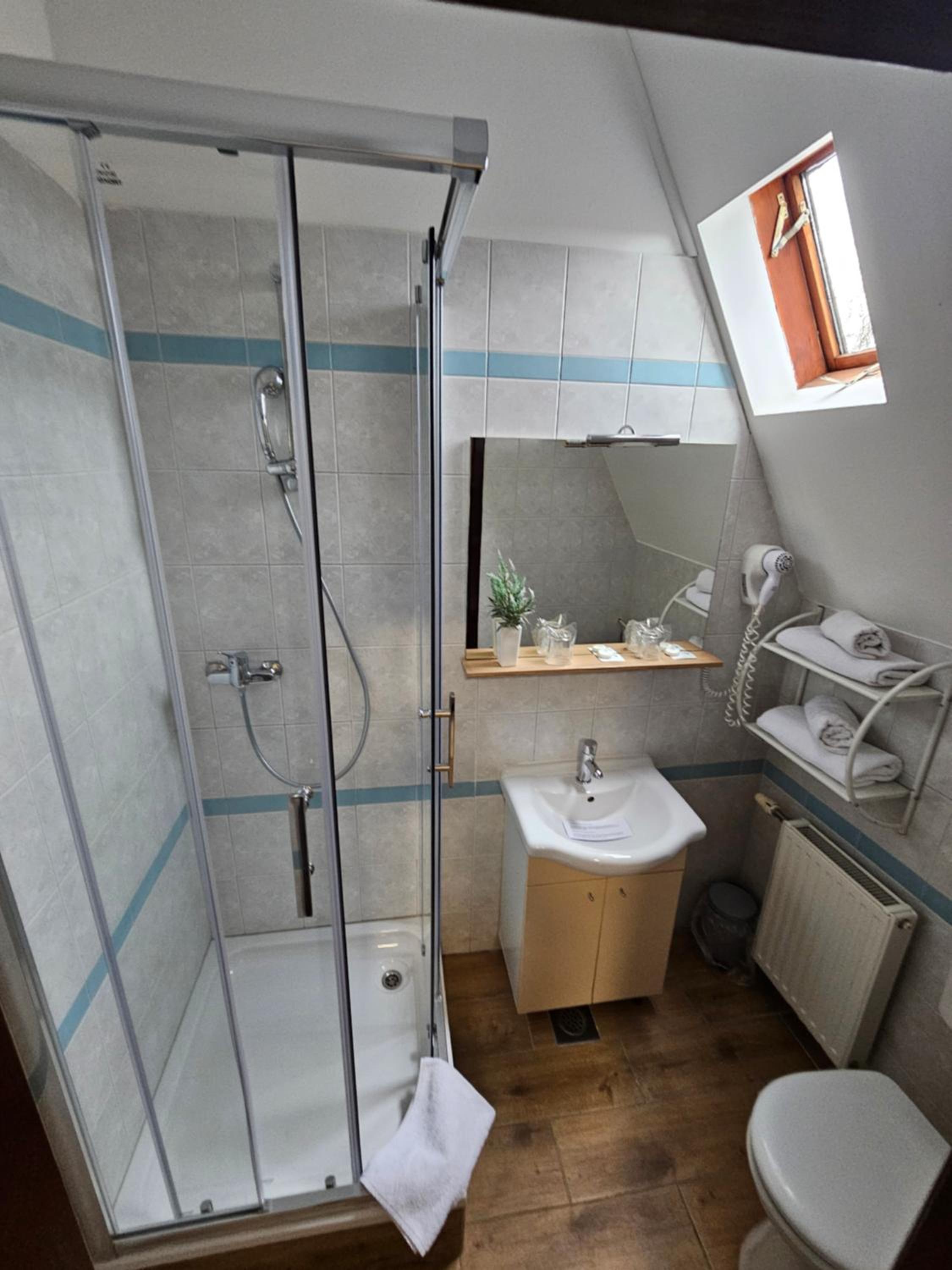Double or Twin Room with Bathroom - Photo 3