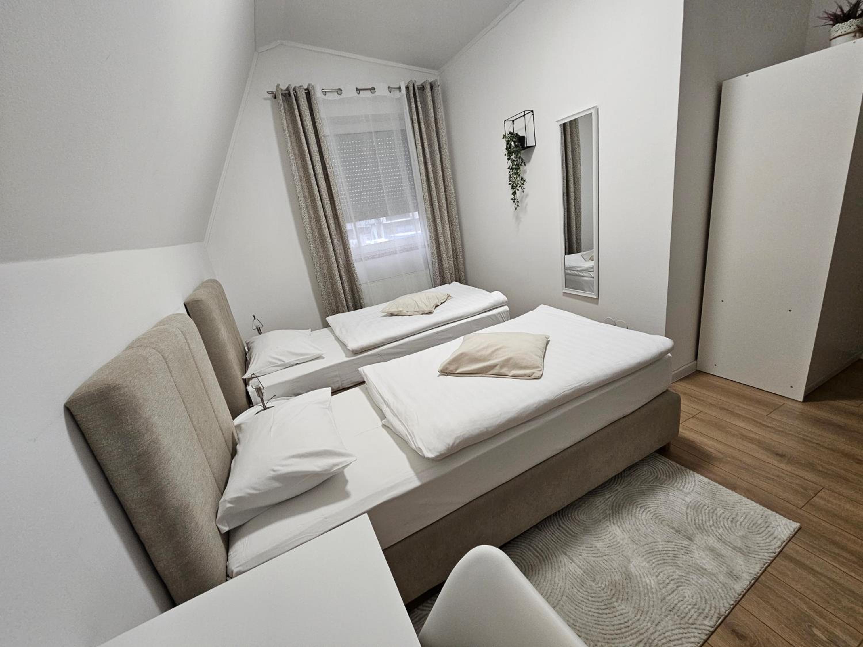 Double or Twin Room with Private Bathroom - Photo 5