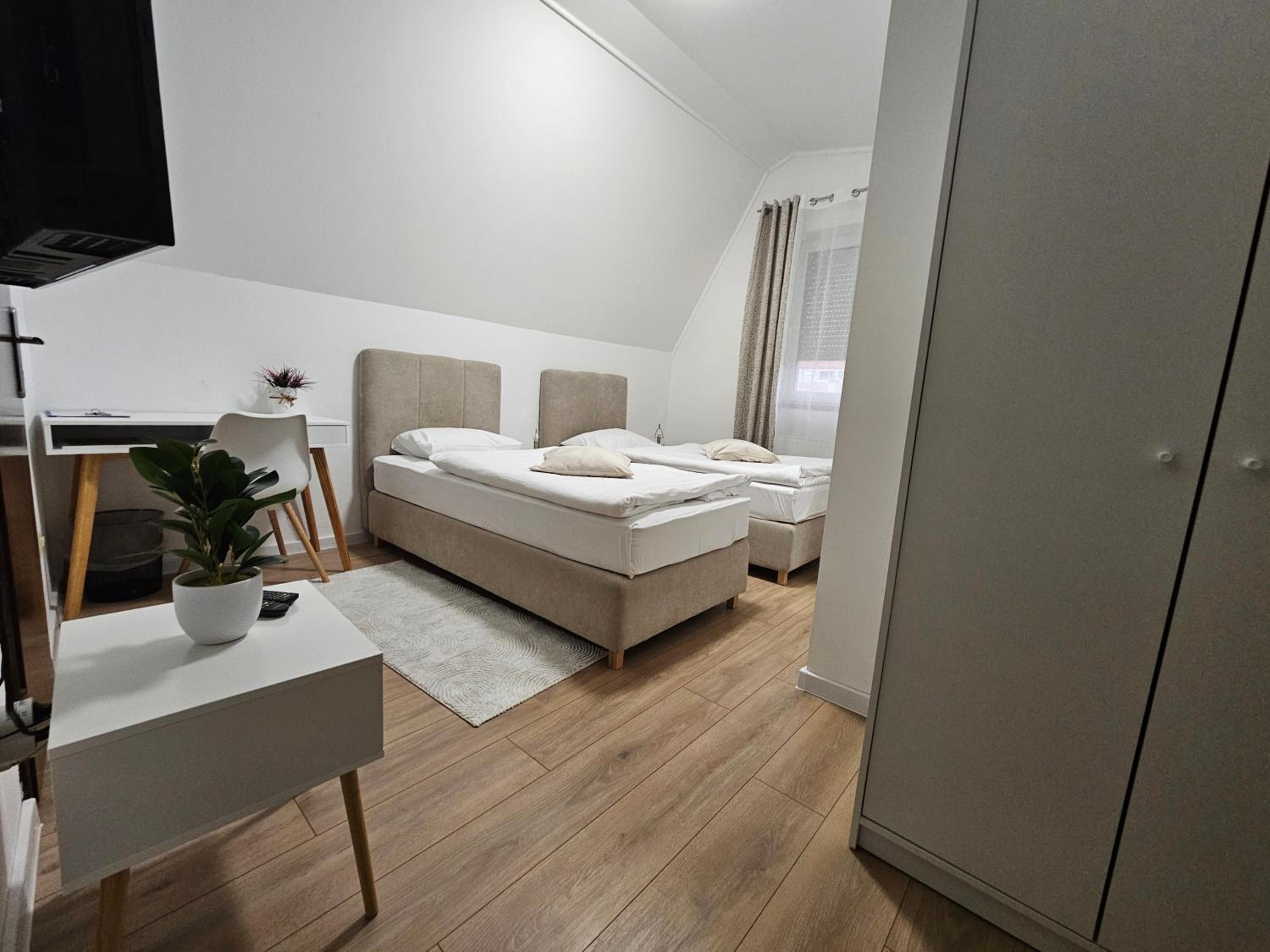 Double or Twin Room with Bathroom - Photo 5