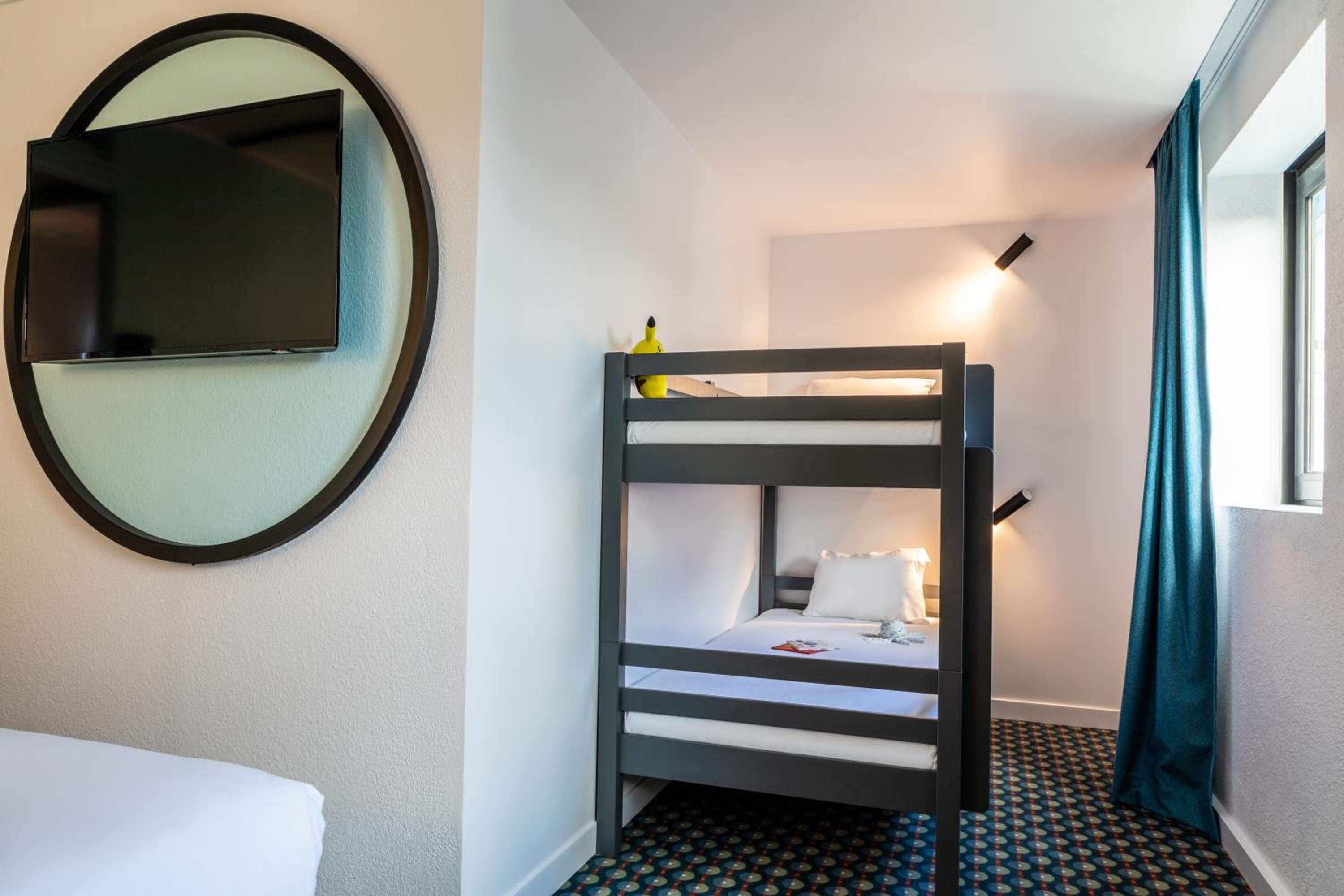 Family Room with Two Single and One Bunk Bed - Photo 4