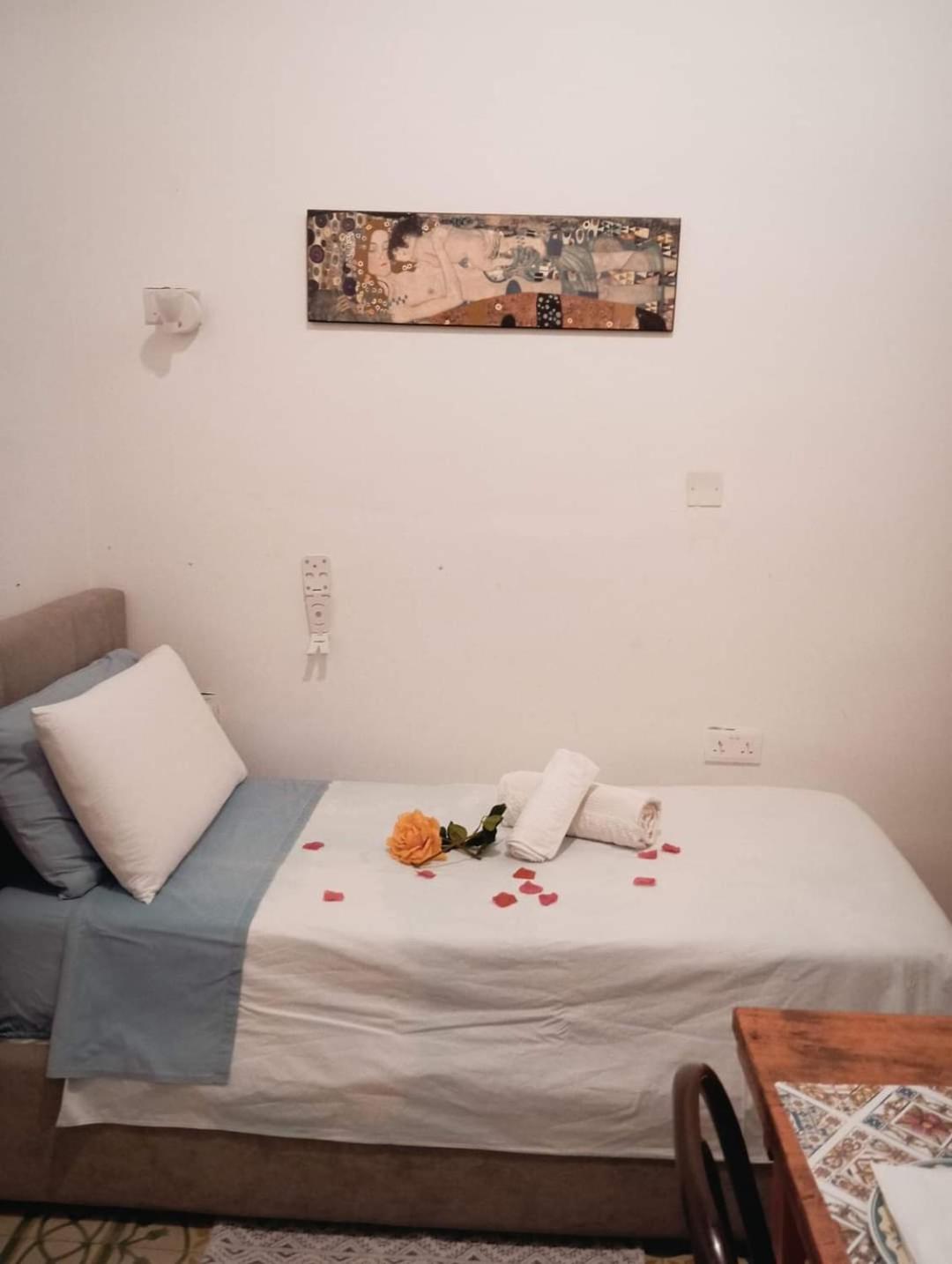 Single Room with Bathroom photo 2