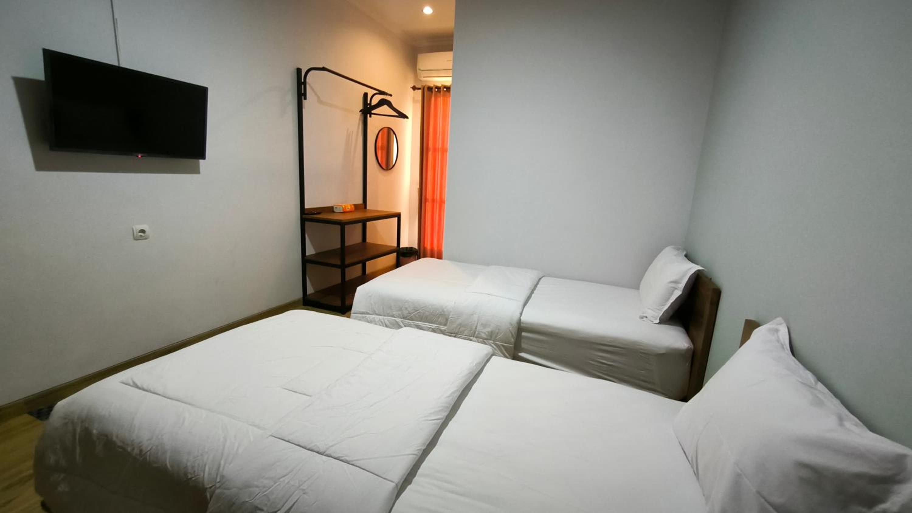 Standard Twin Room - Photo 2
