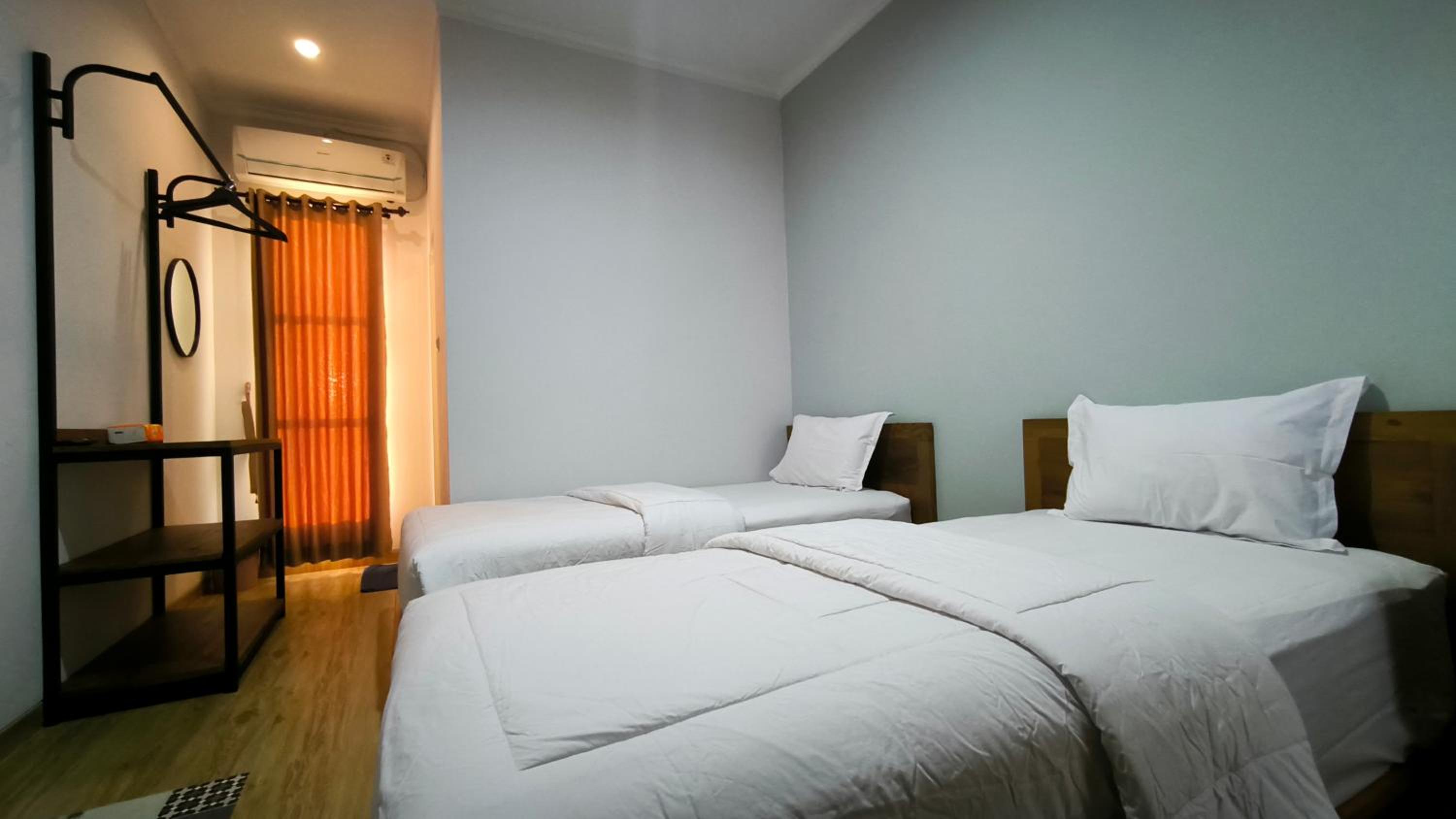 Standard Twin Room - Photo 3