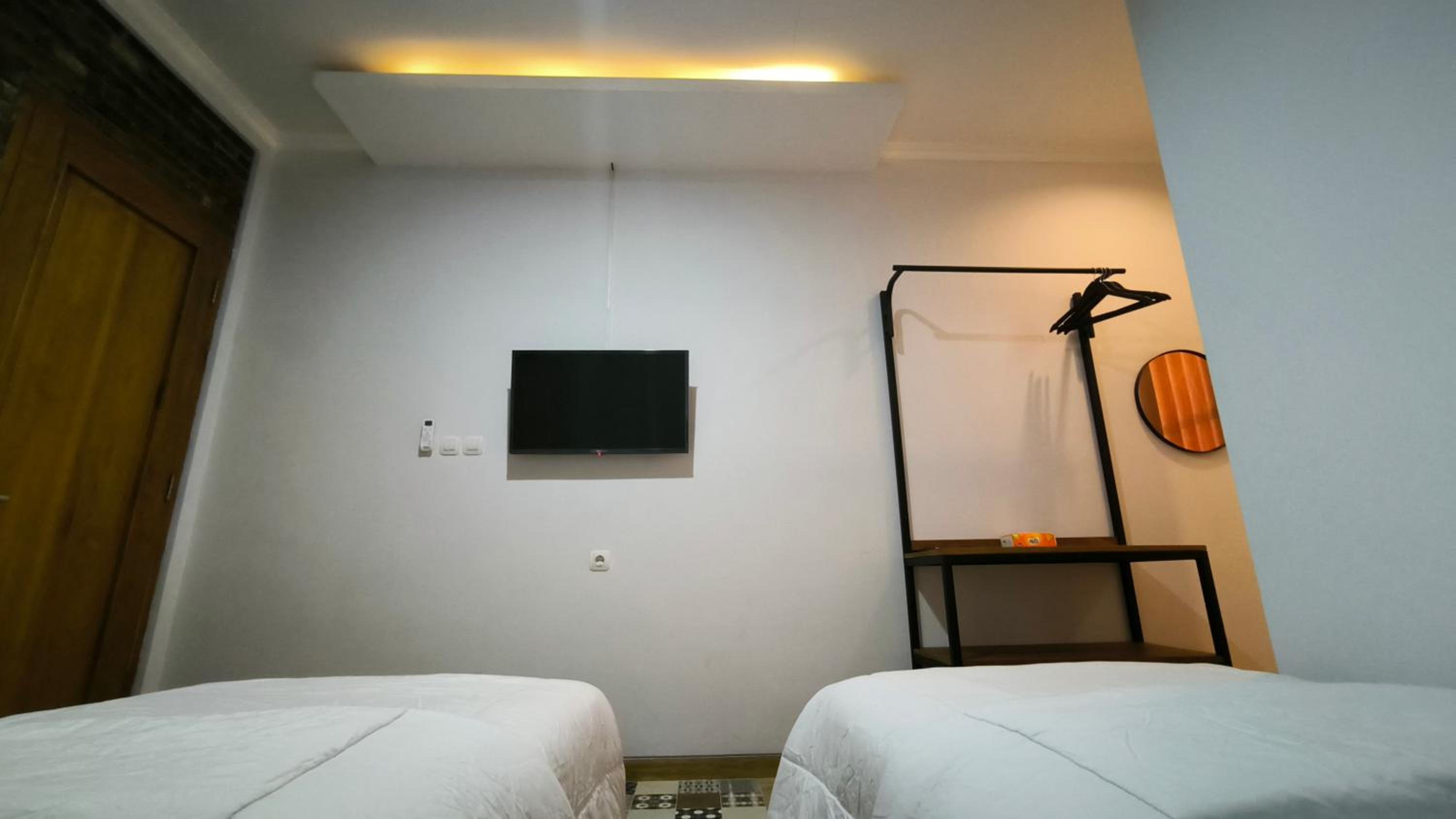 Standard Twin Room - Photo 4