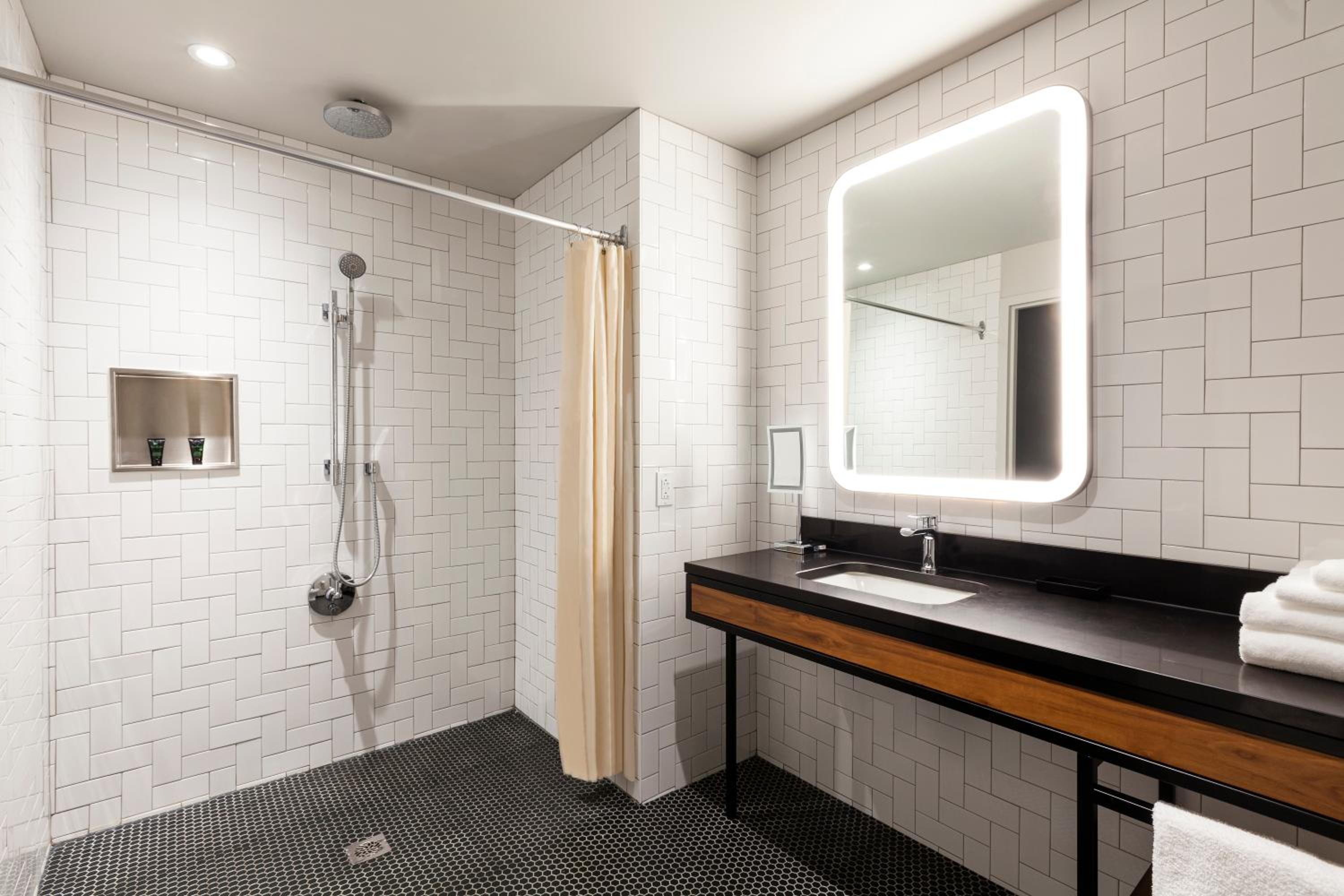 King Room with Accessible Shower - Disability Access - Photo 3