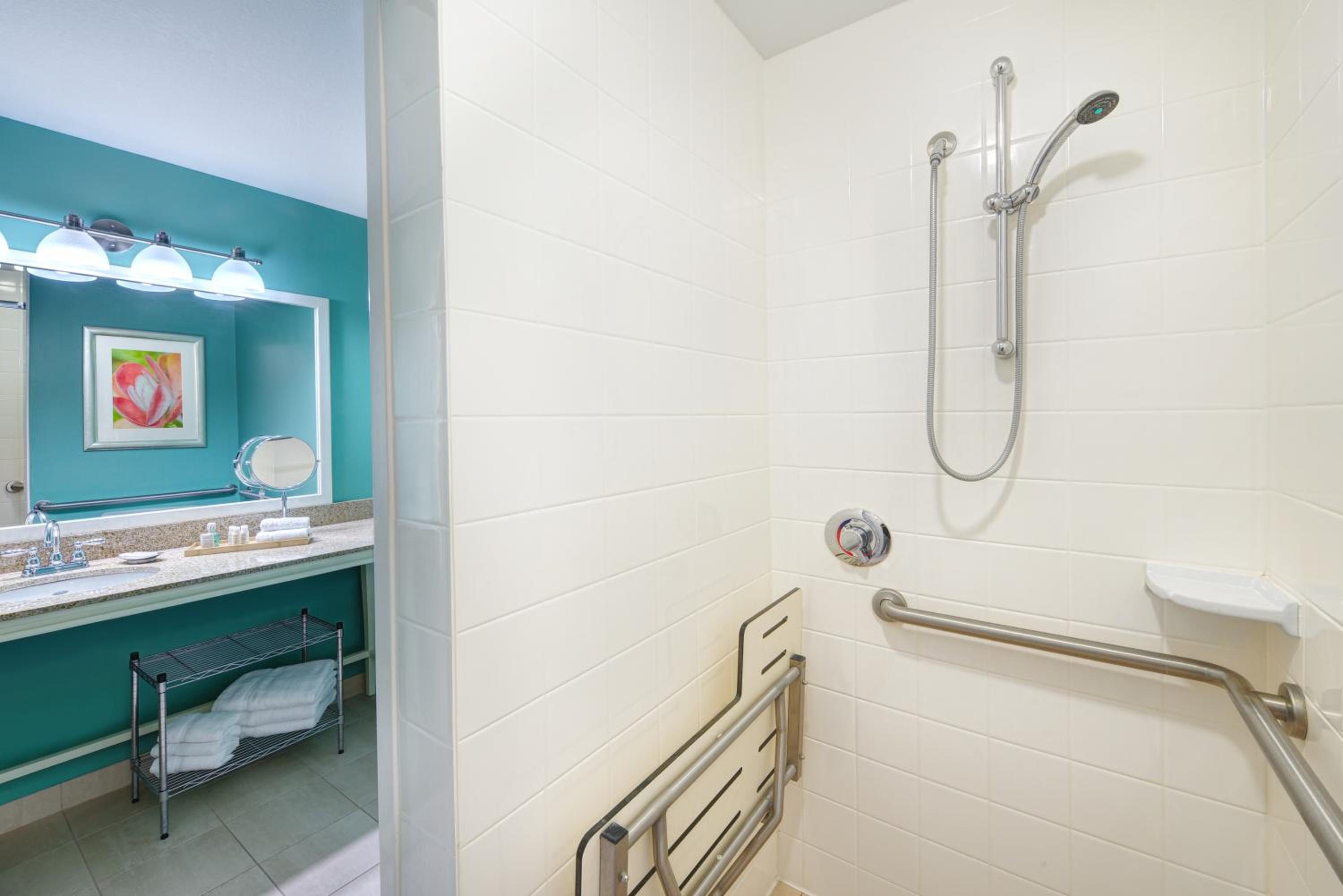 King Room with Roll In Shower - Non-Smoking - Photo 3