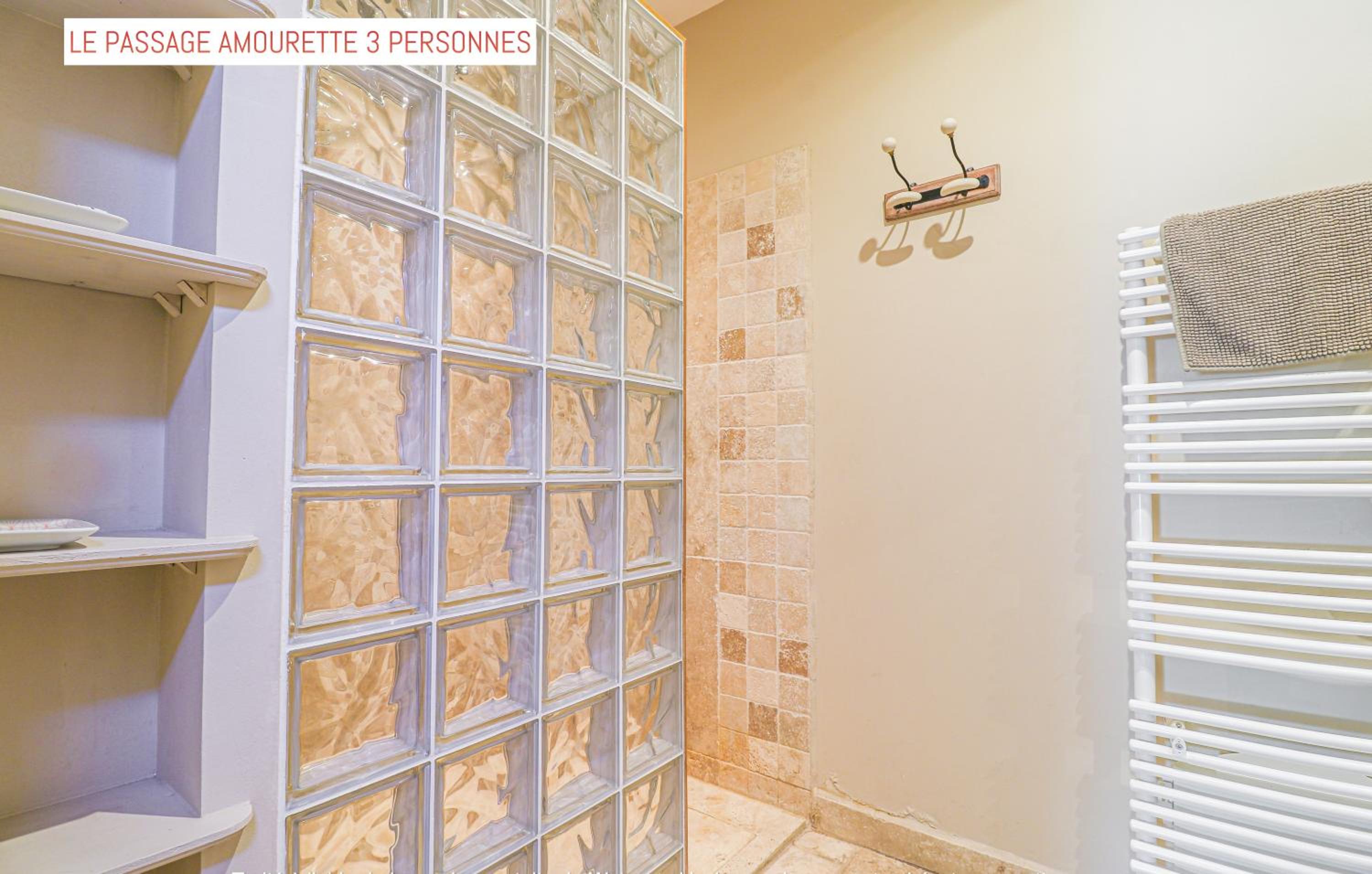 Triple Room with Private Bathroom - Photo 10