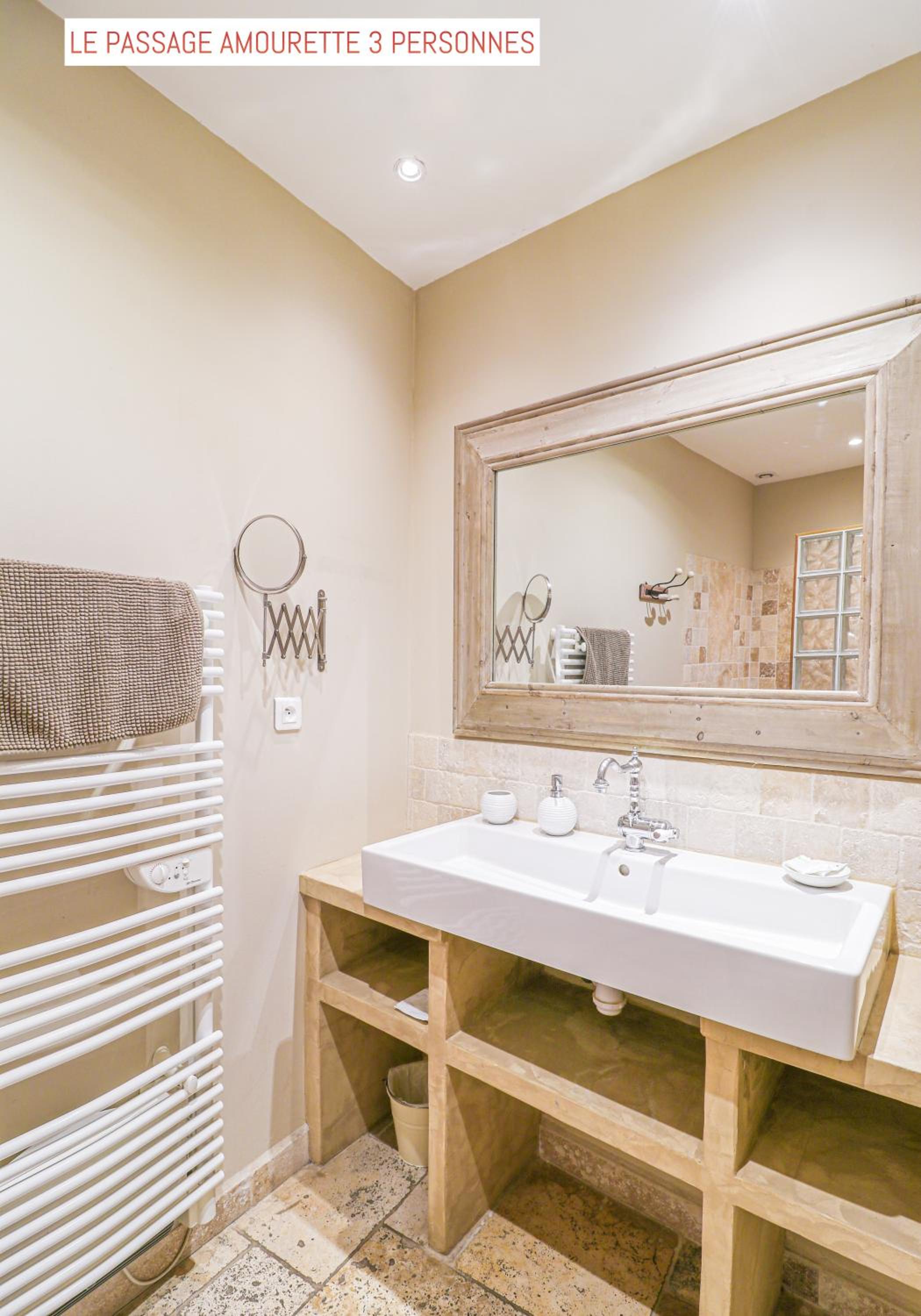 Triple Room with Private Bathroom - Photo 9