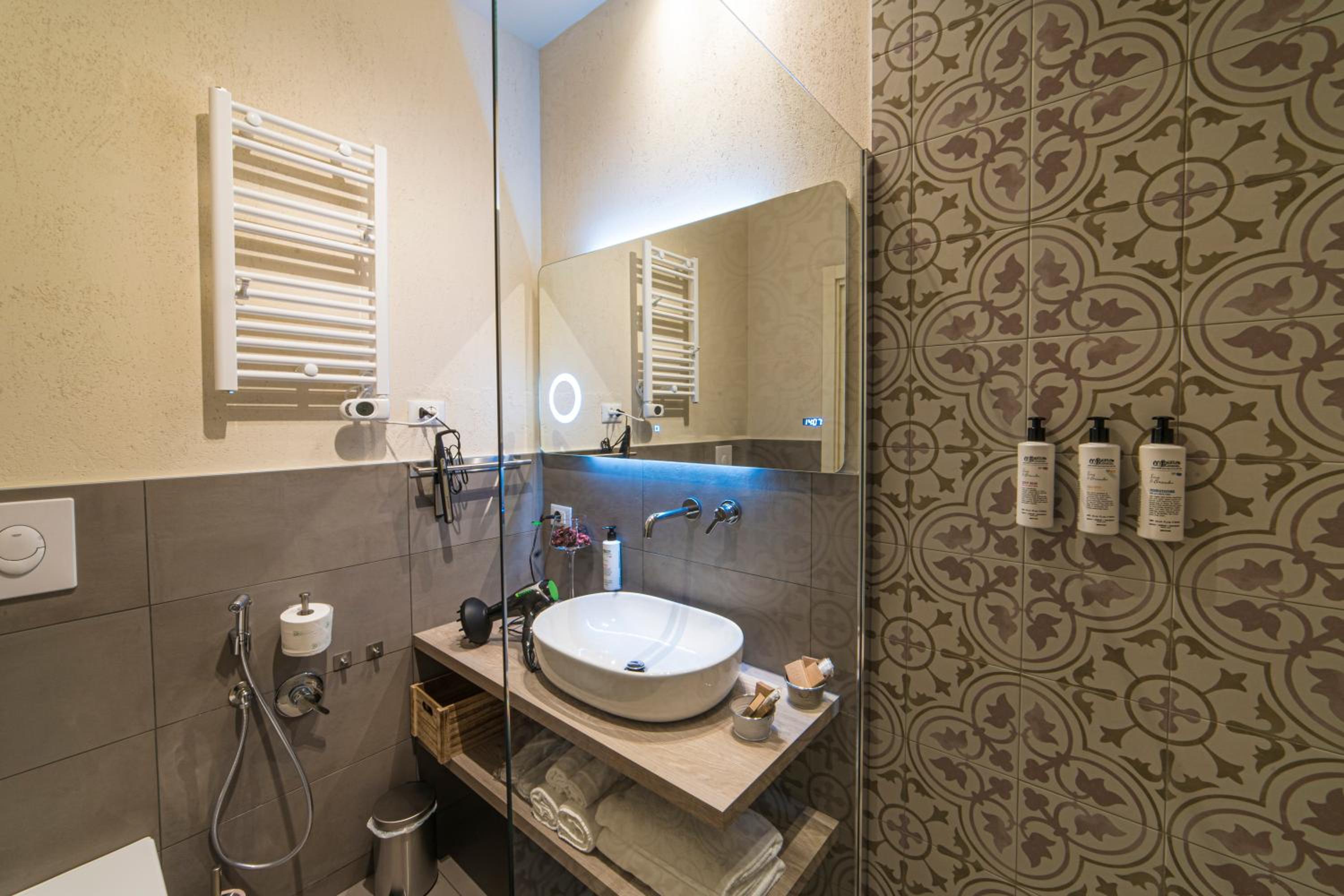Double or Twin Room with Private Bathroom - Photo 8