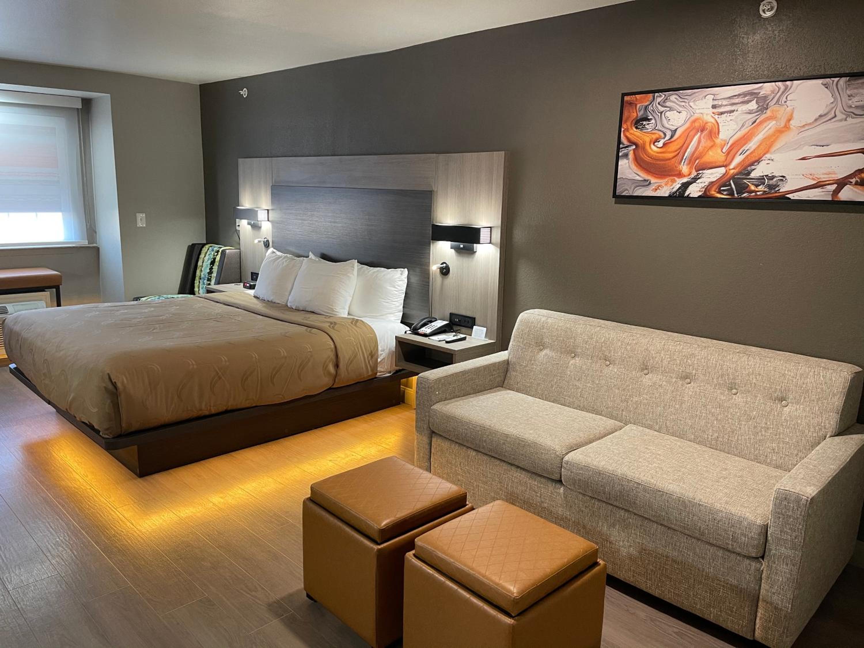 King Suite - Non-Smoking - Photo 4