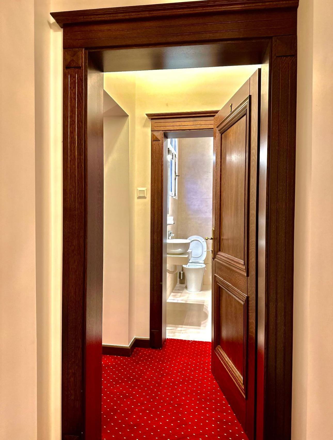 Camera Queen Deluxe cu vedere Piațeta Economat și Castel Peleș photo 2