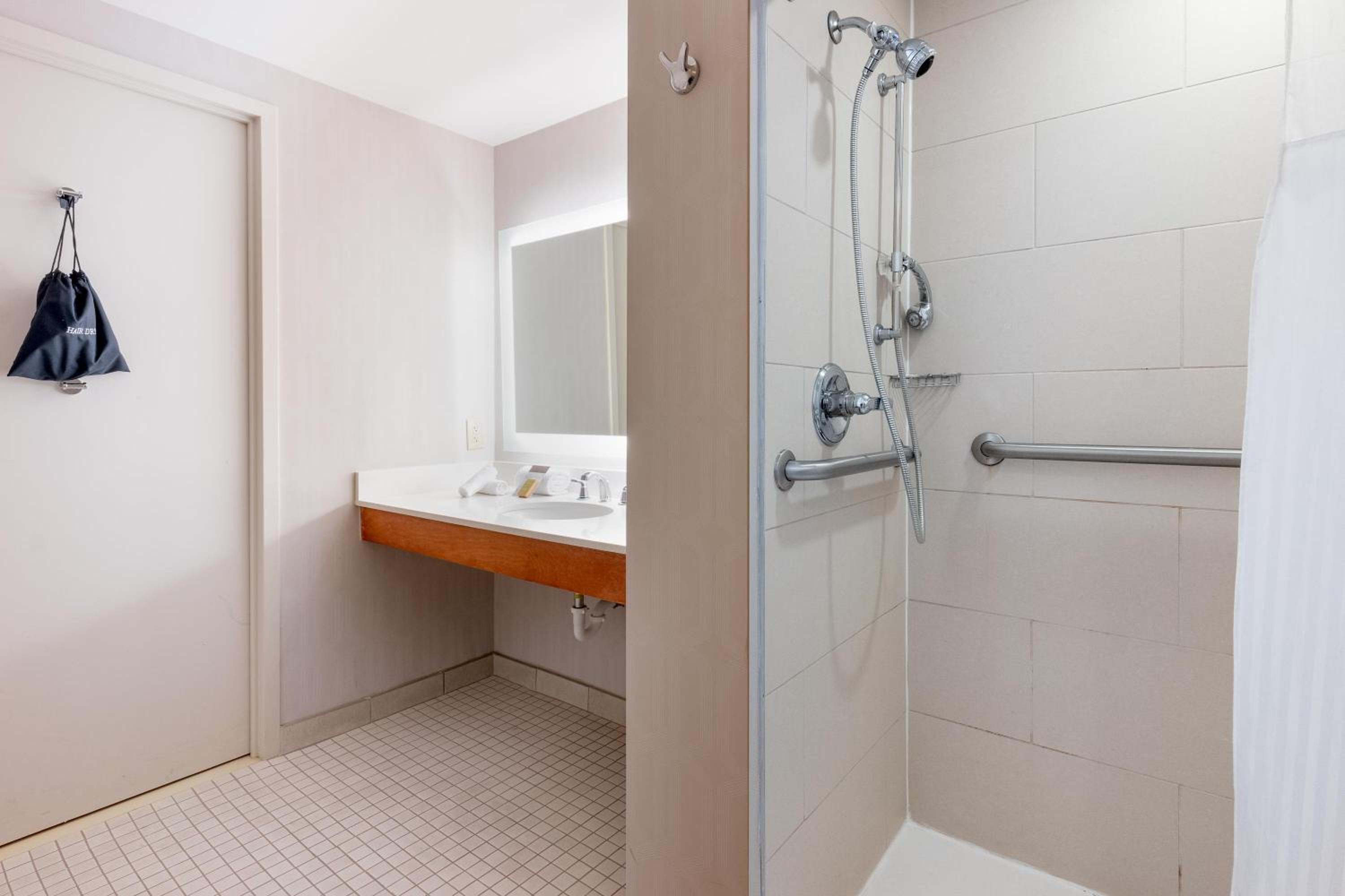King Room - Disability Access with Roll-In Shower/Non-Smoking - Photo 3