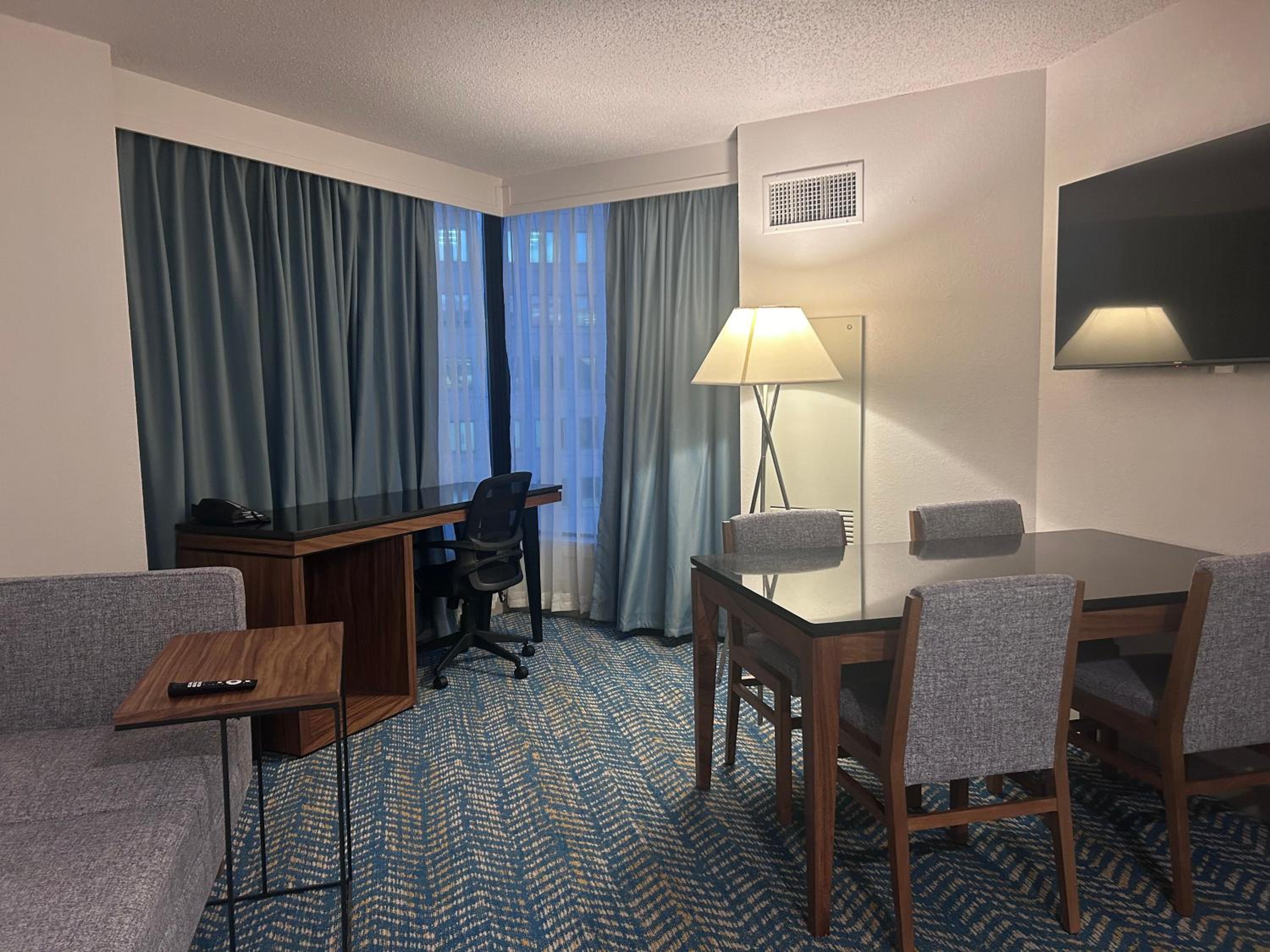 King Room with Roll-in Shower - Mobility Access/Non-Smoking - Photo 2