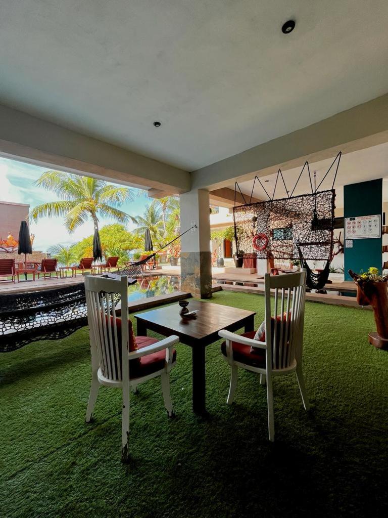Deluxe Suite with Sea View - Photo 9