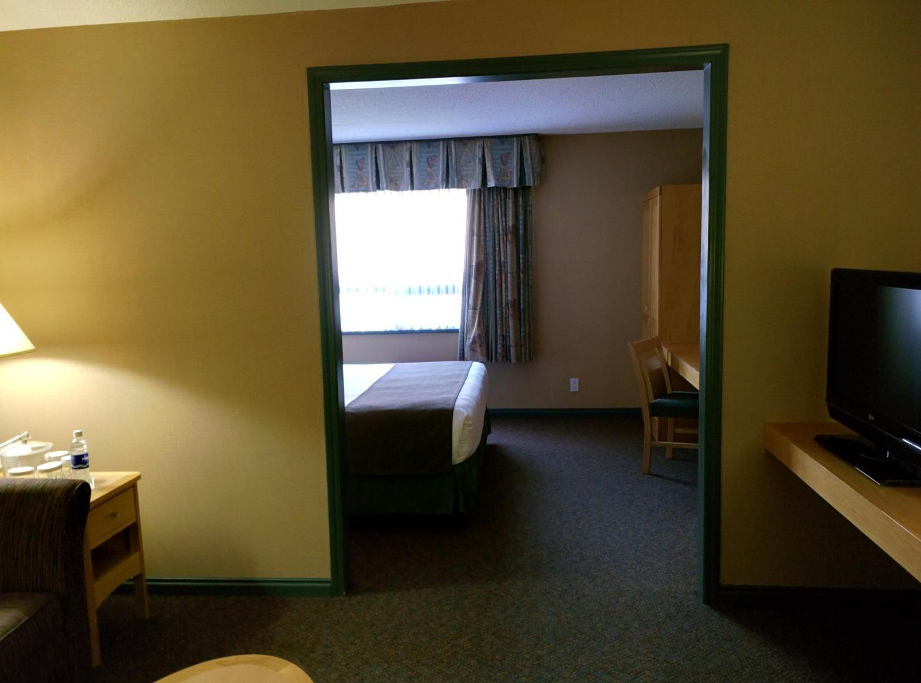 One-Bedroom Junior Suite - Non-Smoking - Photo 2