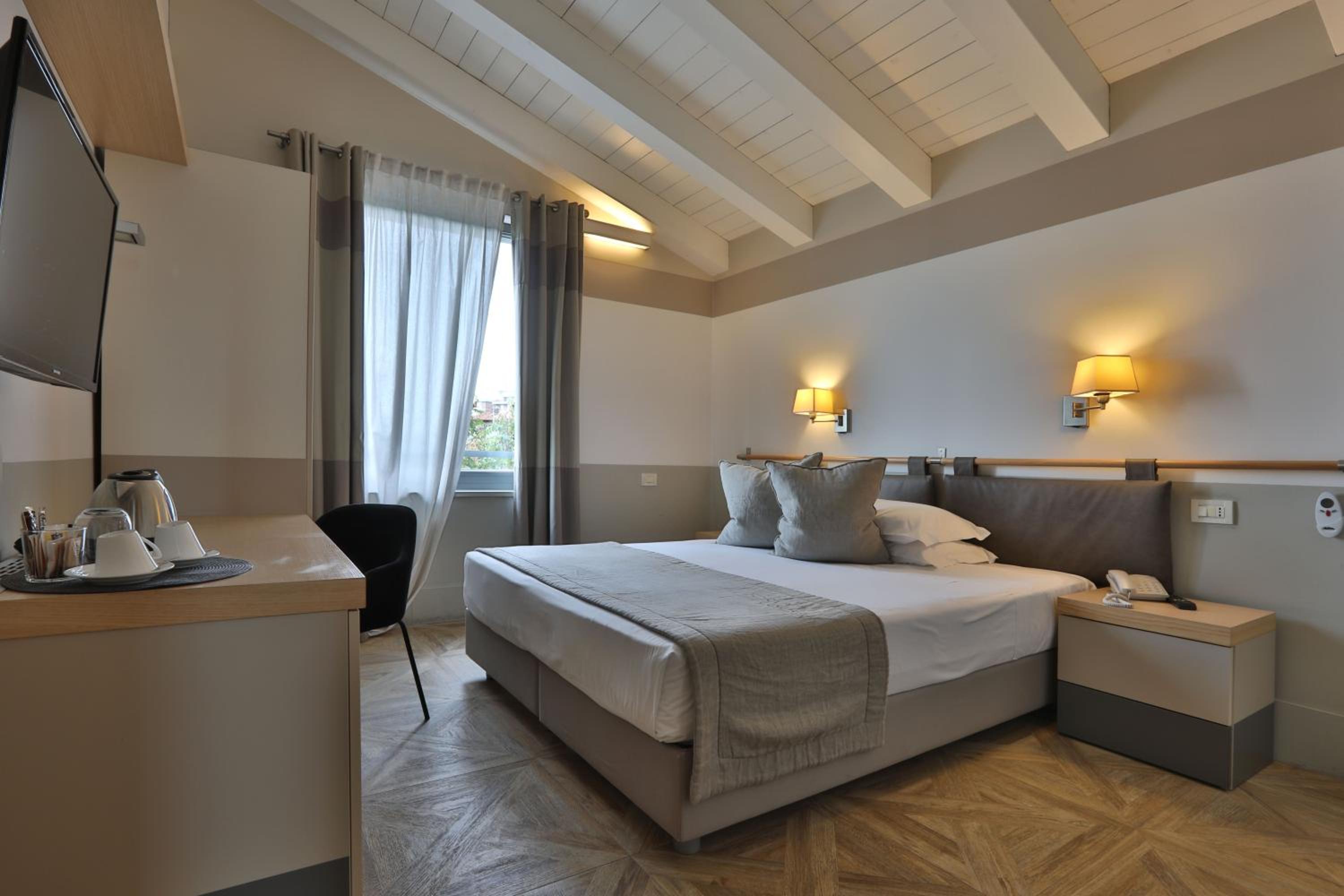 Double or Twin Room - Photo 8