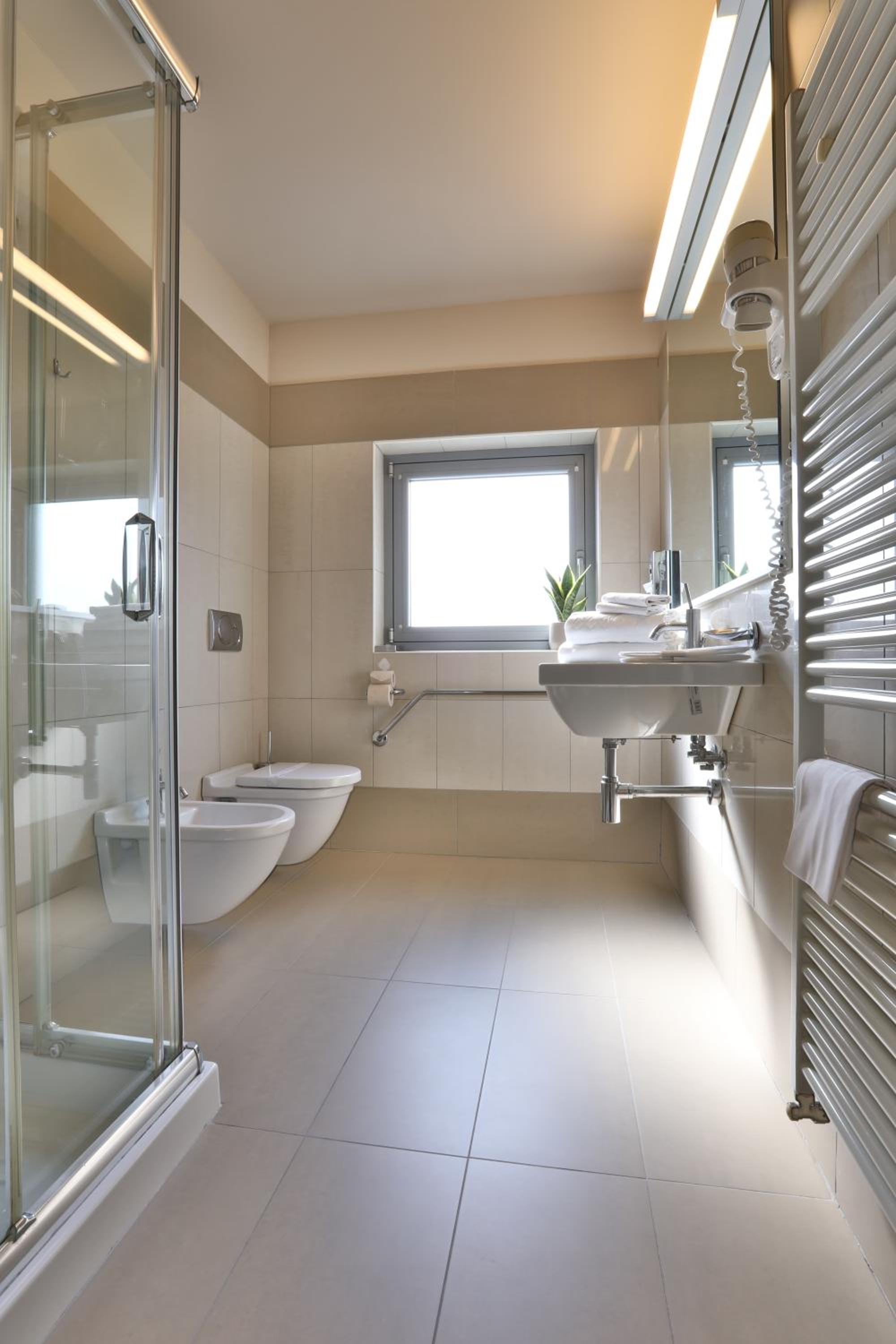 Double or Twin Room - Photo 6