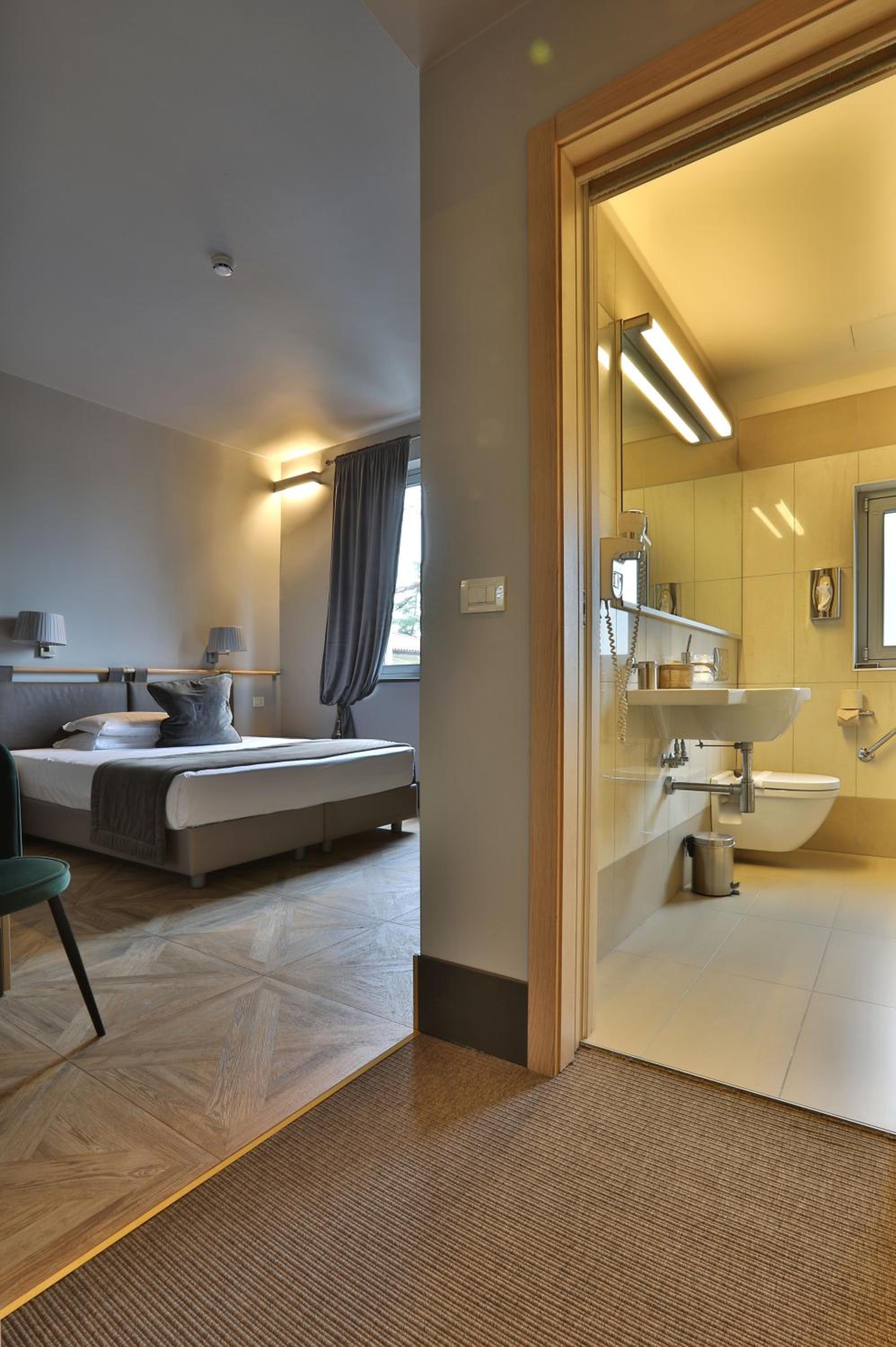Double or Twin Room - Photo 4