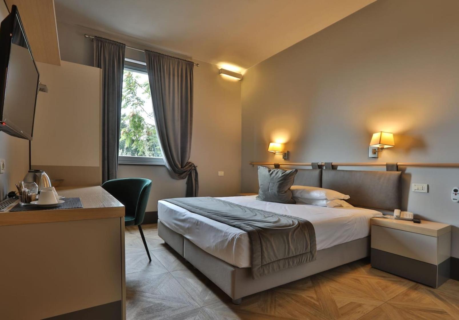 Double or Twin Room - Photo 12
