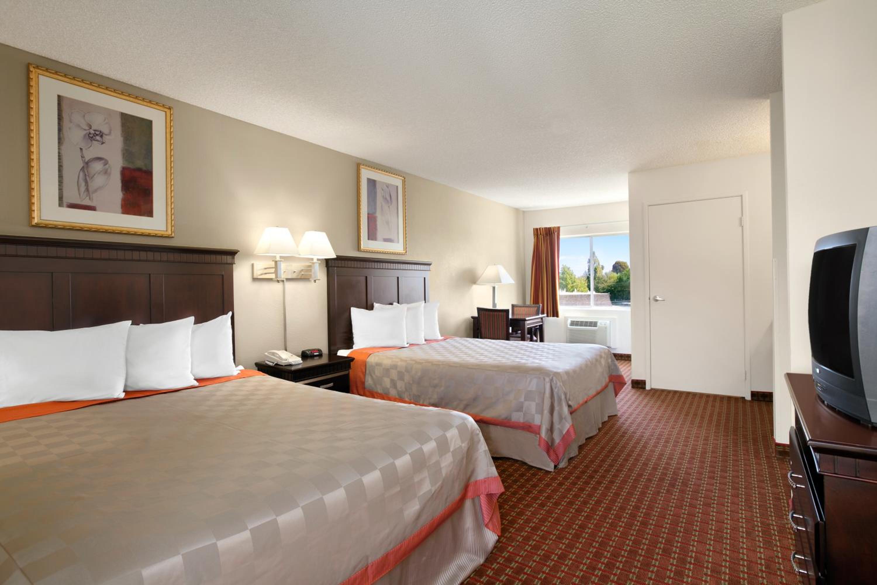 Queen Room with Two Queen Beds - Smoking