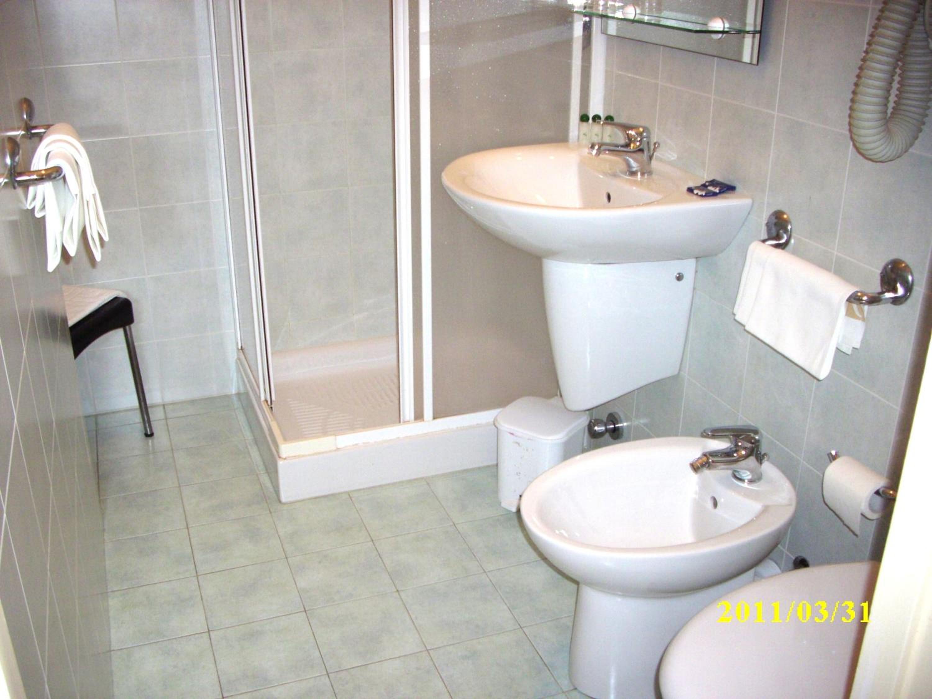 Double or Twin Room - Photo 9