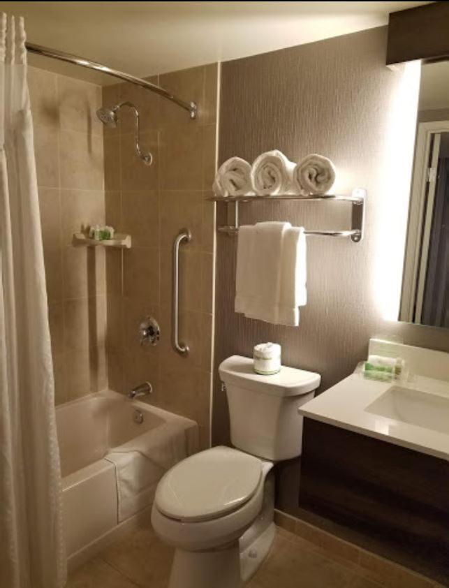 Standard Queen Room with Balcony - Photo 4