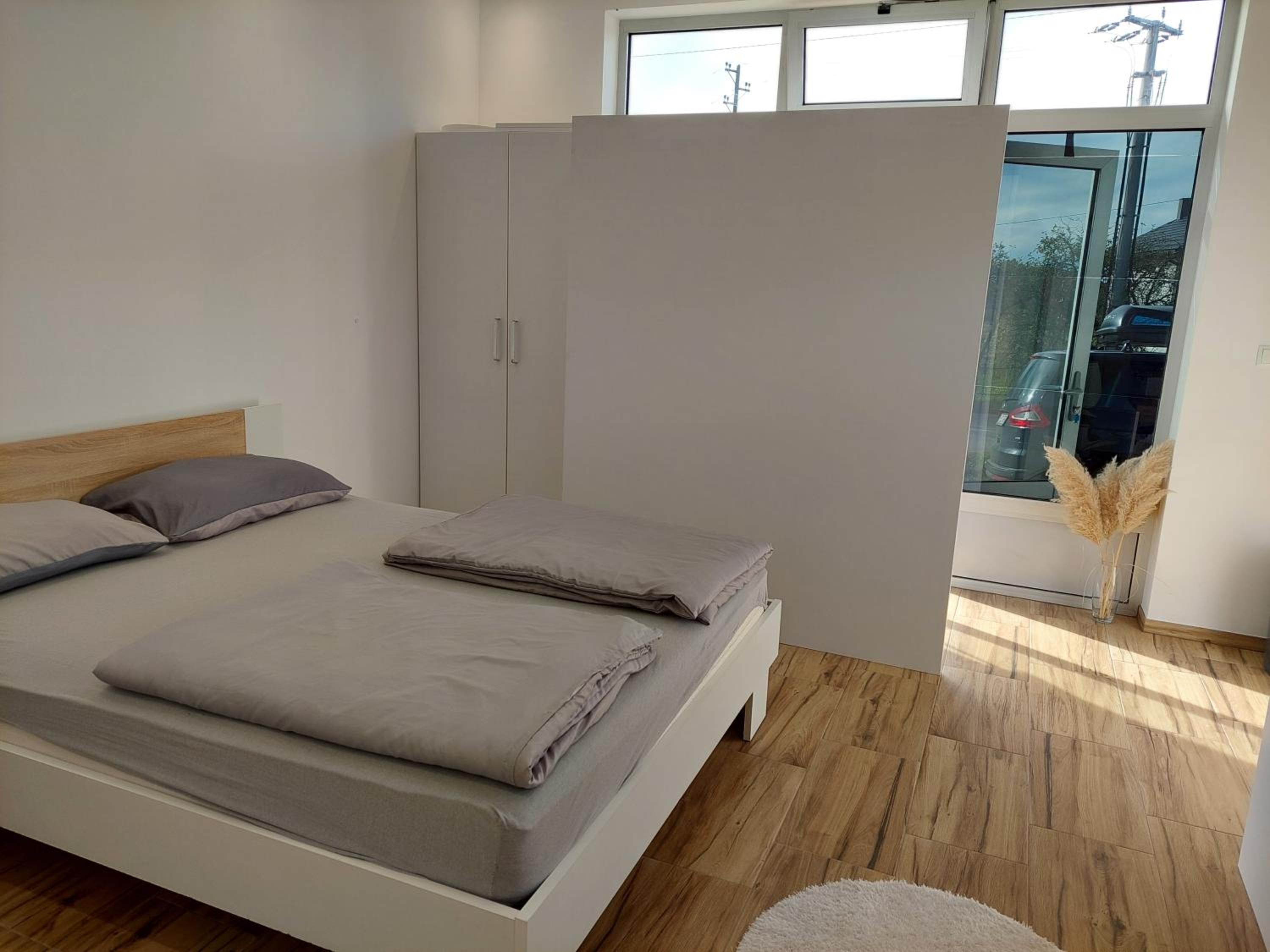 One-Bedroom Apartment photo 1