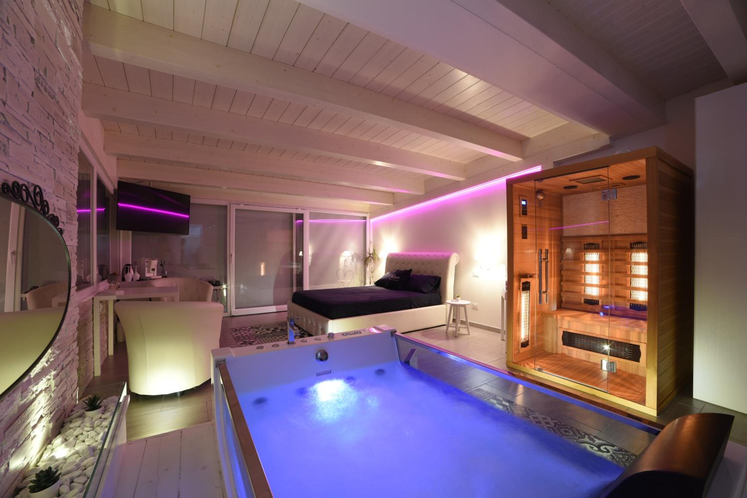 Suite - Photo 1