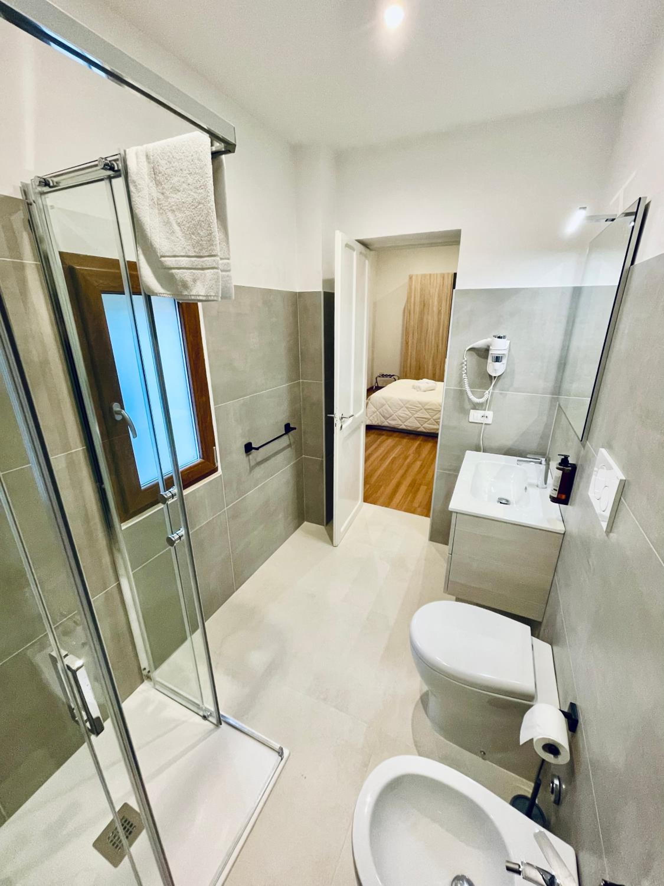 Deluxe King Suite - Photo 2