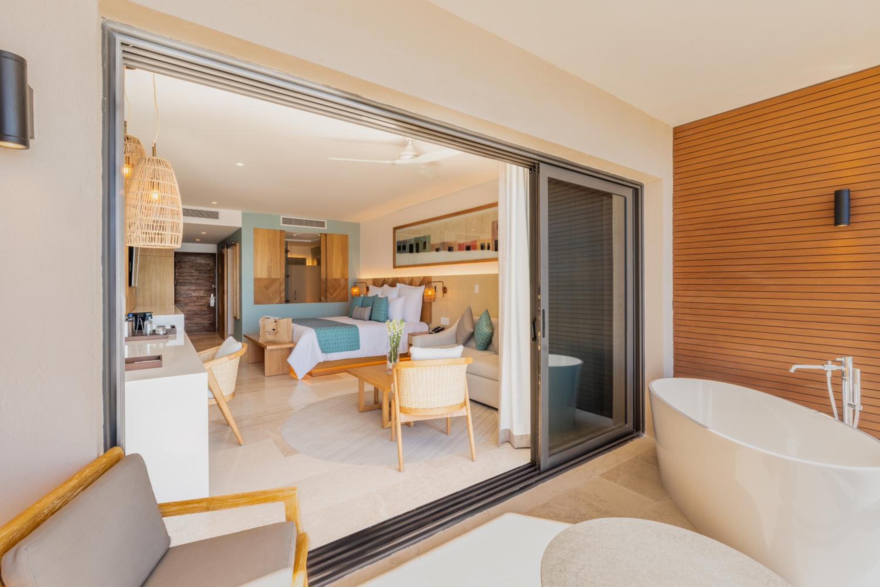 Preferred Club Junior Suite Ocean Front King thumbnail 6