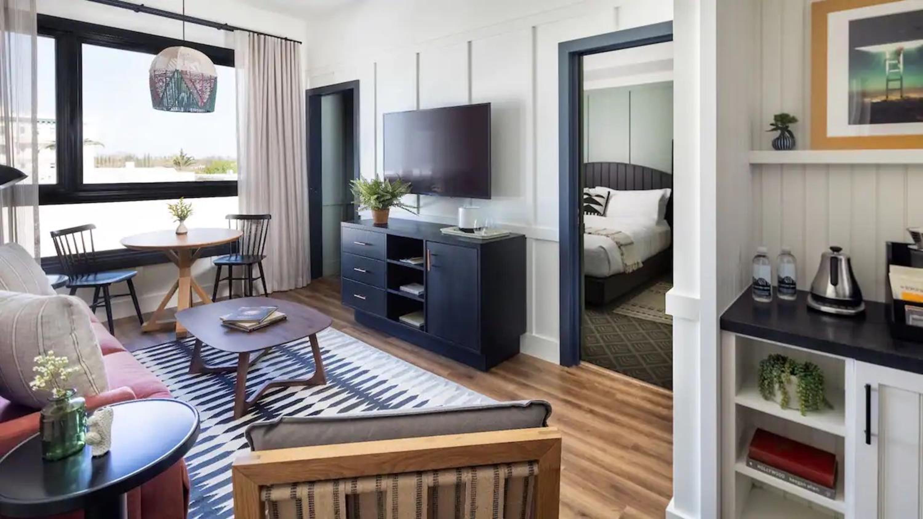 Suite - Photo 1