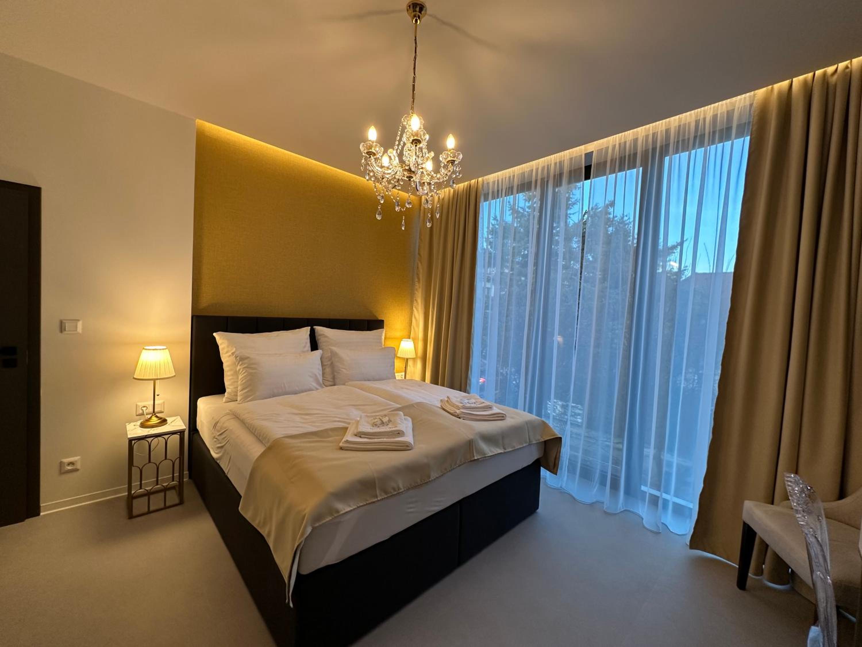 Deluxe Queen Suite