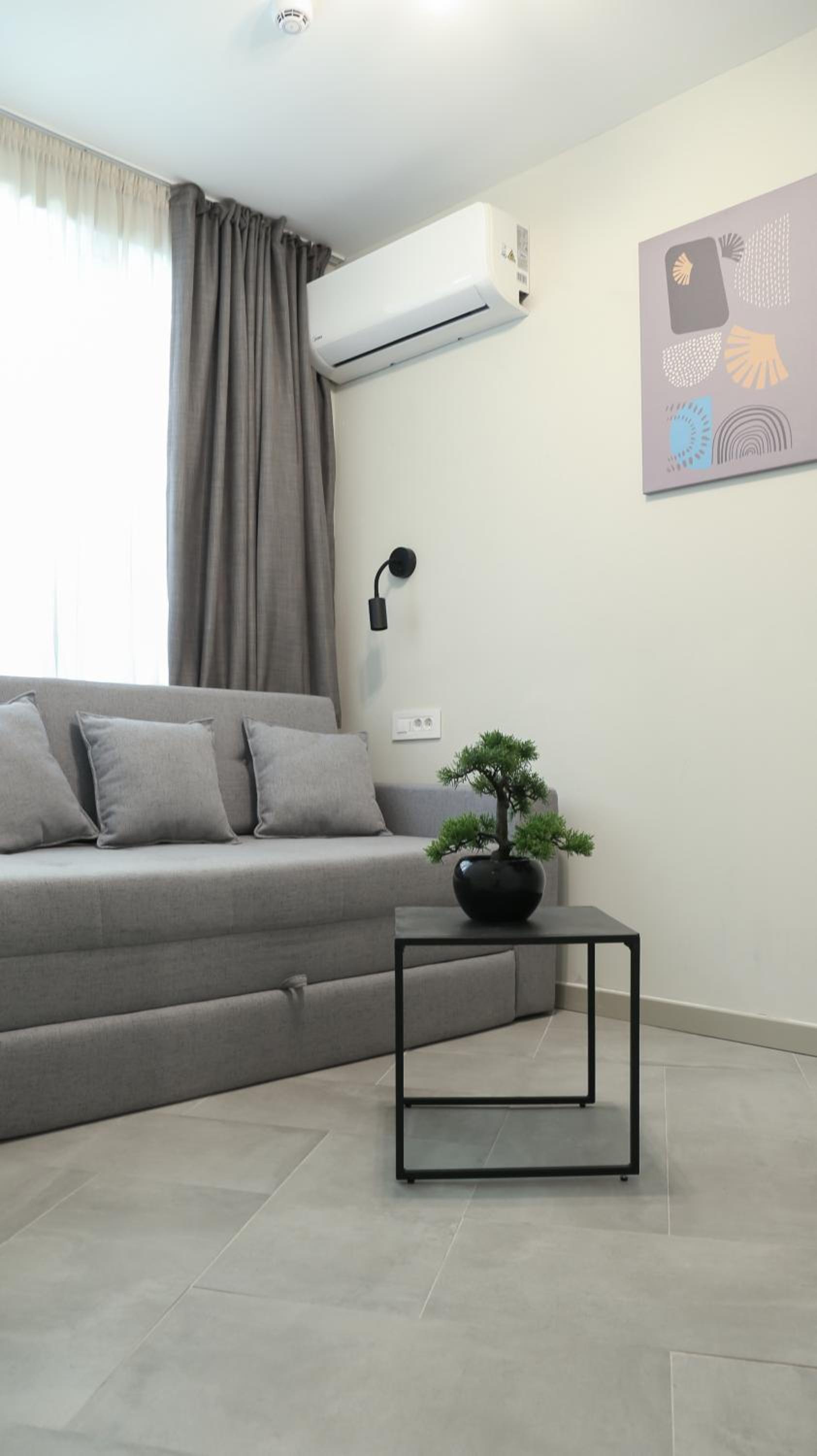 Two-Bedroom Apartment with Free Parking - Photo 5