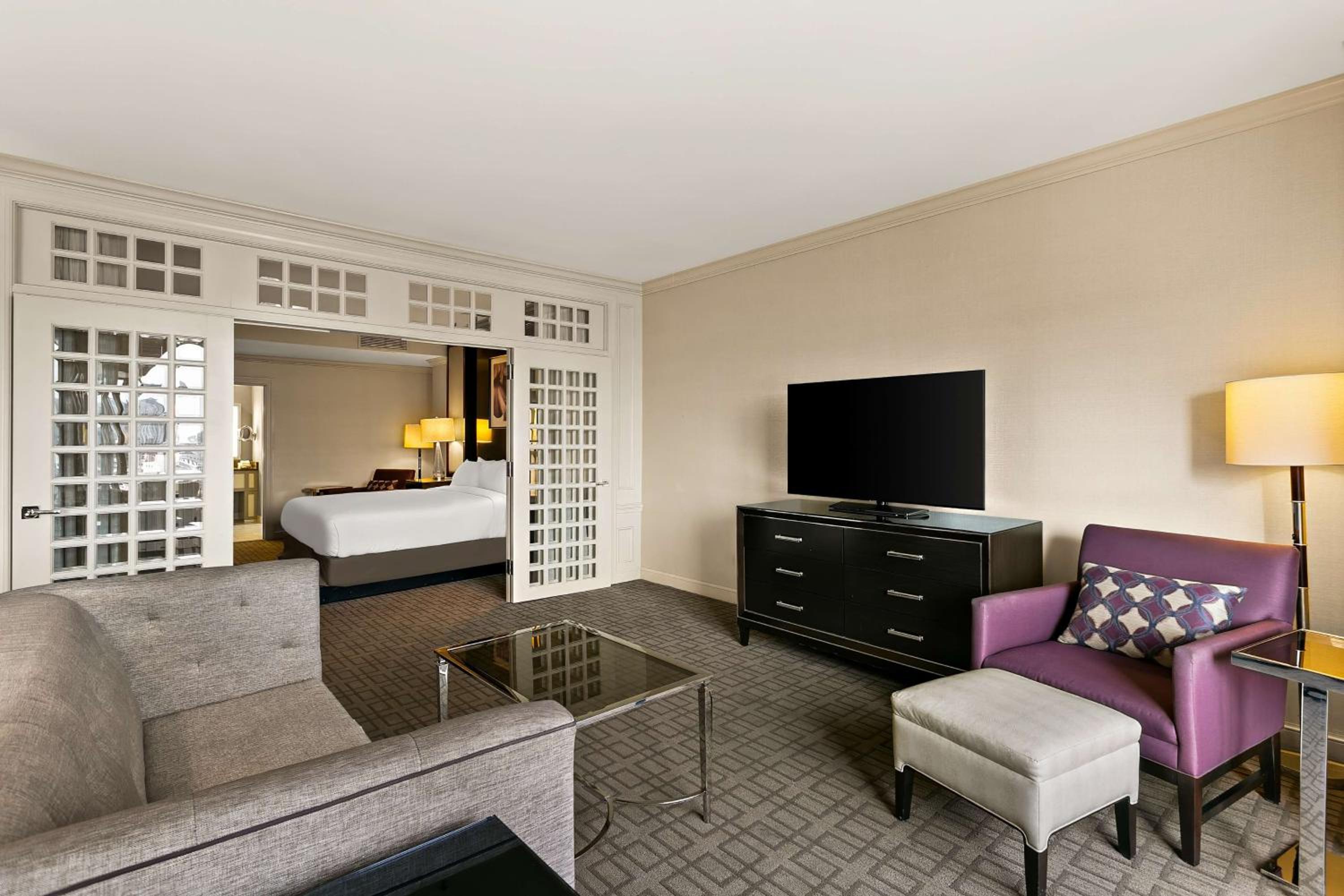 One-Bedroom Premium Corner King Suite with Harbor View photo 3