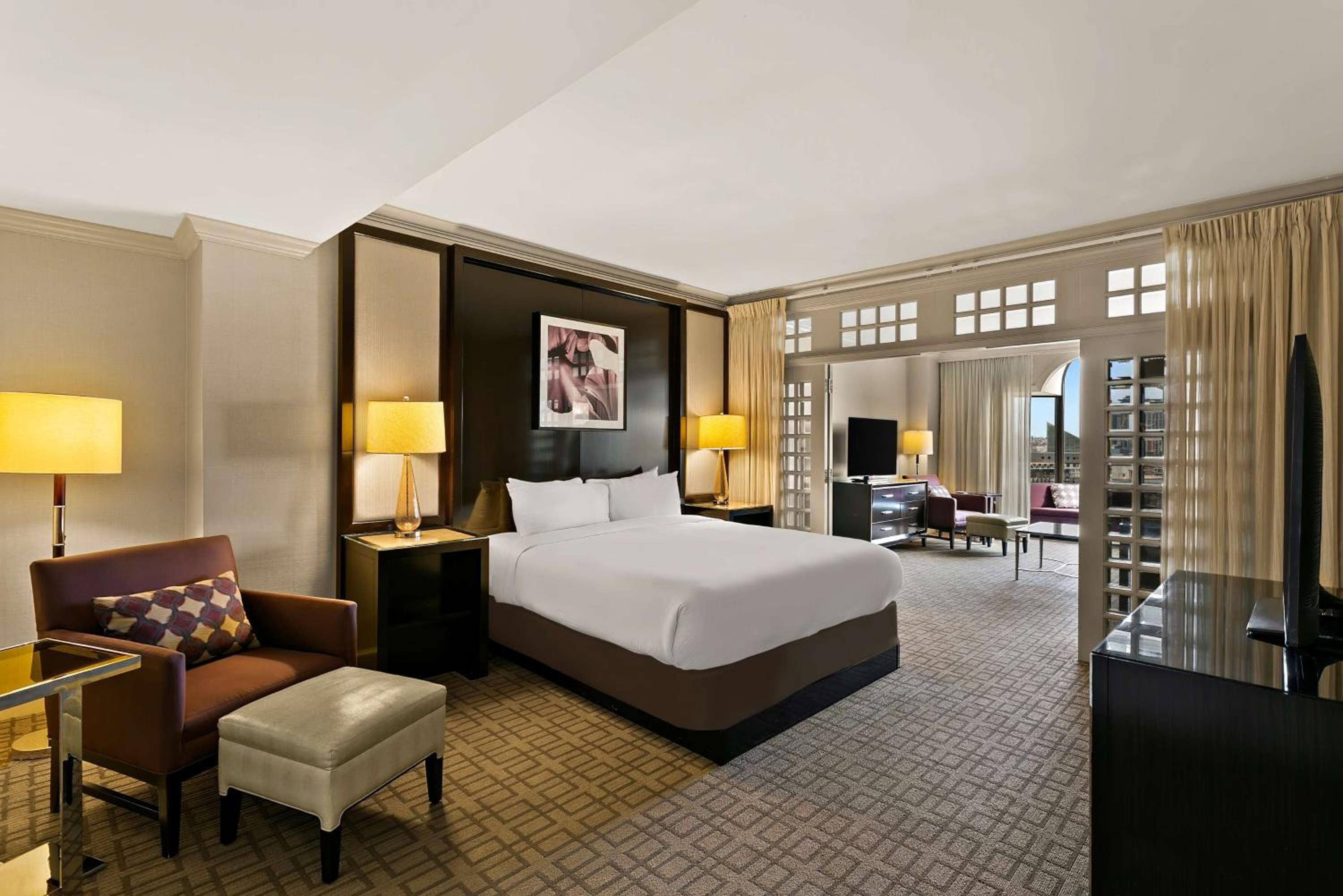 One-Bedroom Premium Corner King Suite with Harbor View photo 1