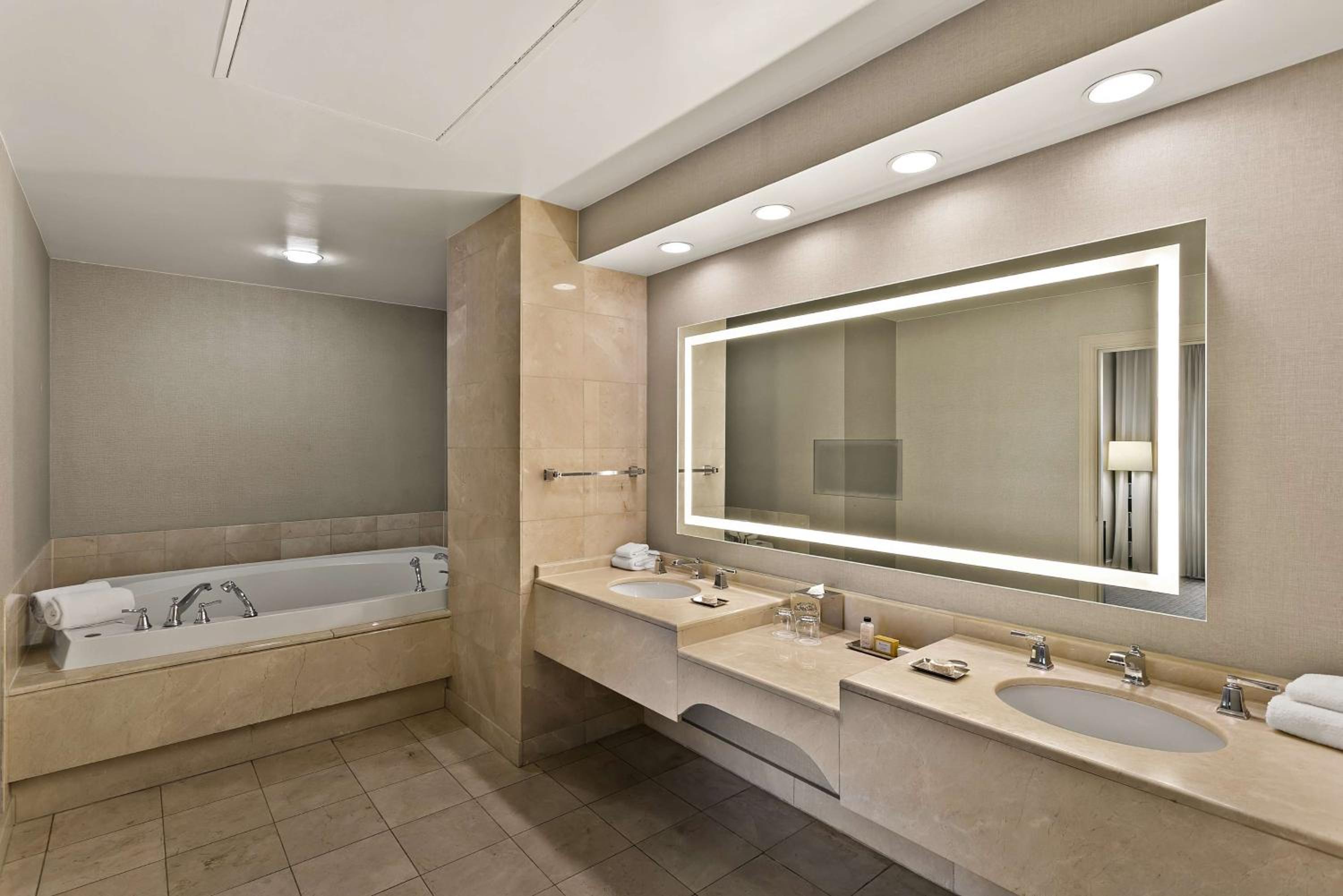One-Bedroom Ambassador King Suite with Harbor View - Photo 4
