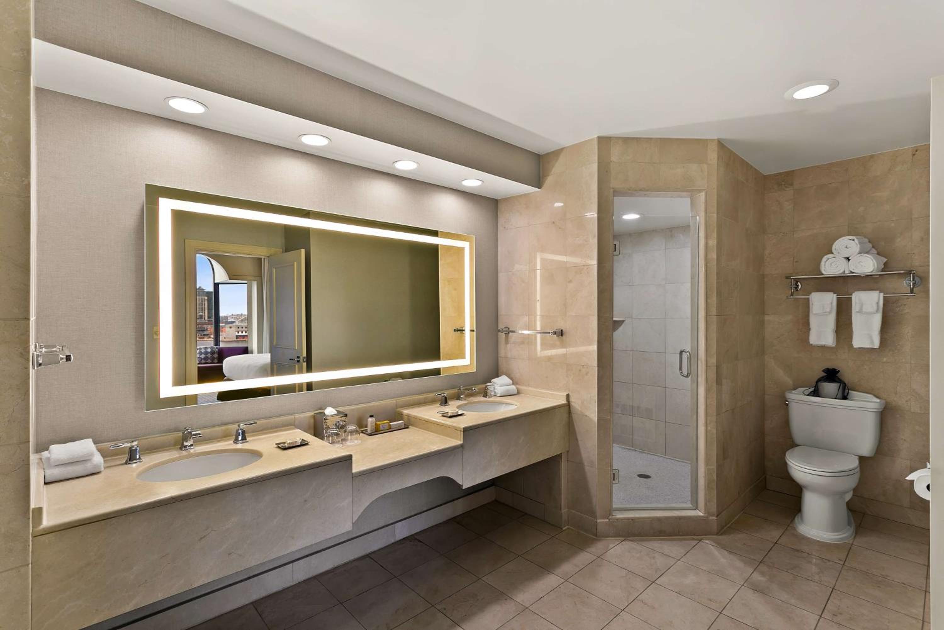 Premier Premium King Suite with Harbor View - Photo 3