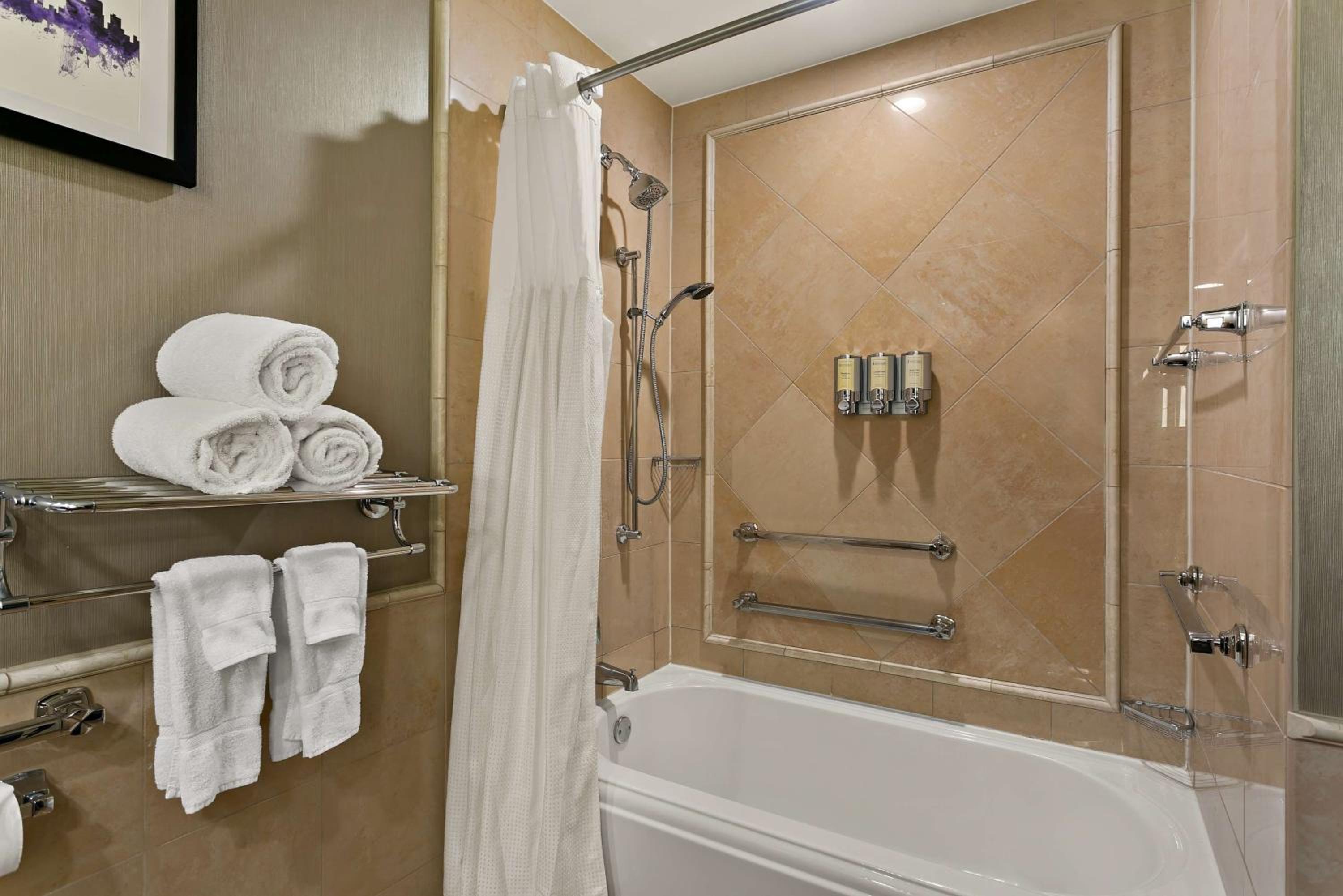 Mobility/Hearing Accessible - Deluxe Two Queens with Tub - Photo 2