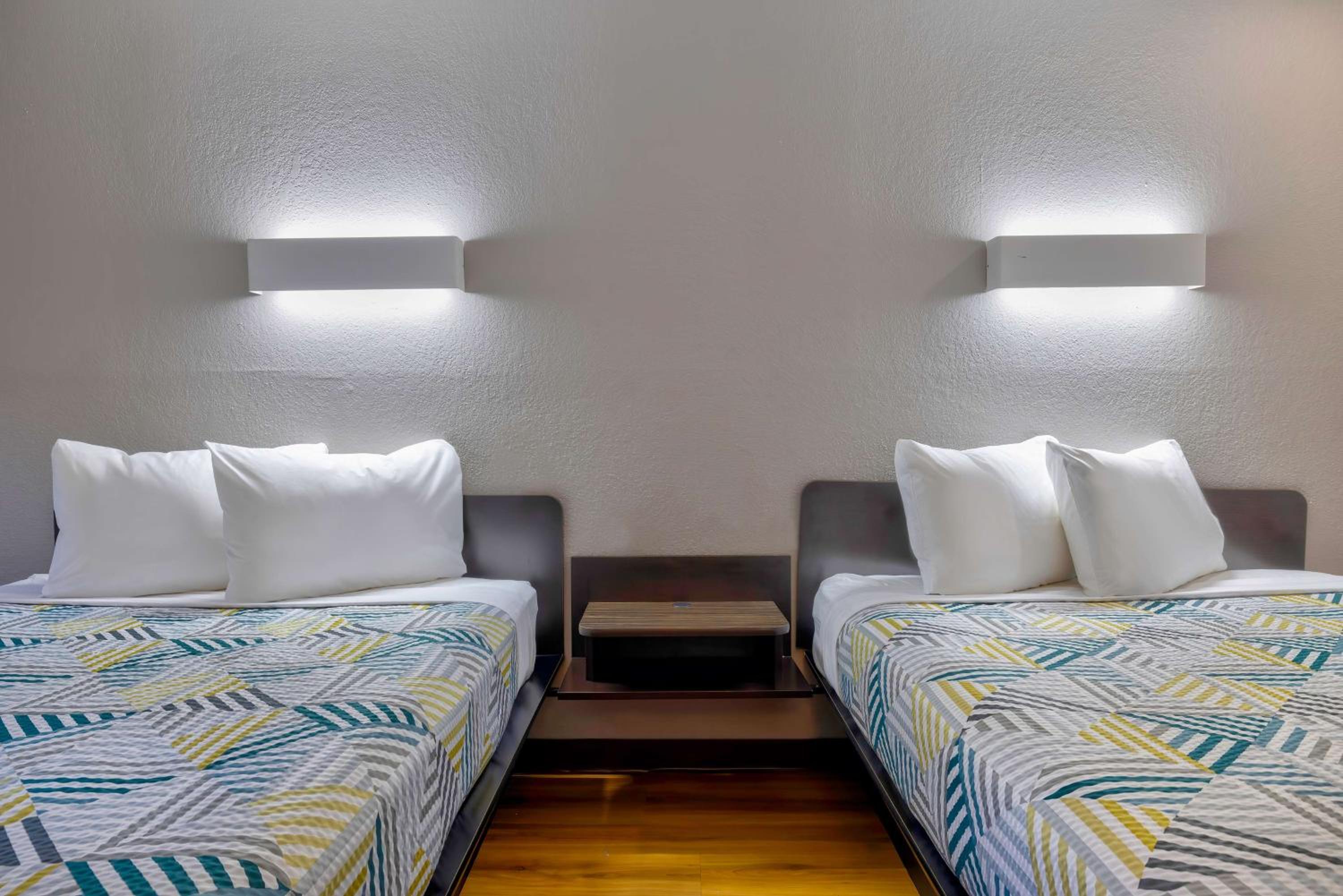 2 QUEEN BEDS | ADA ACCESSIBLE, NSMK, FRIDGE photo 1