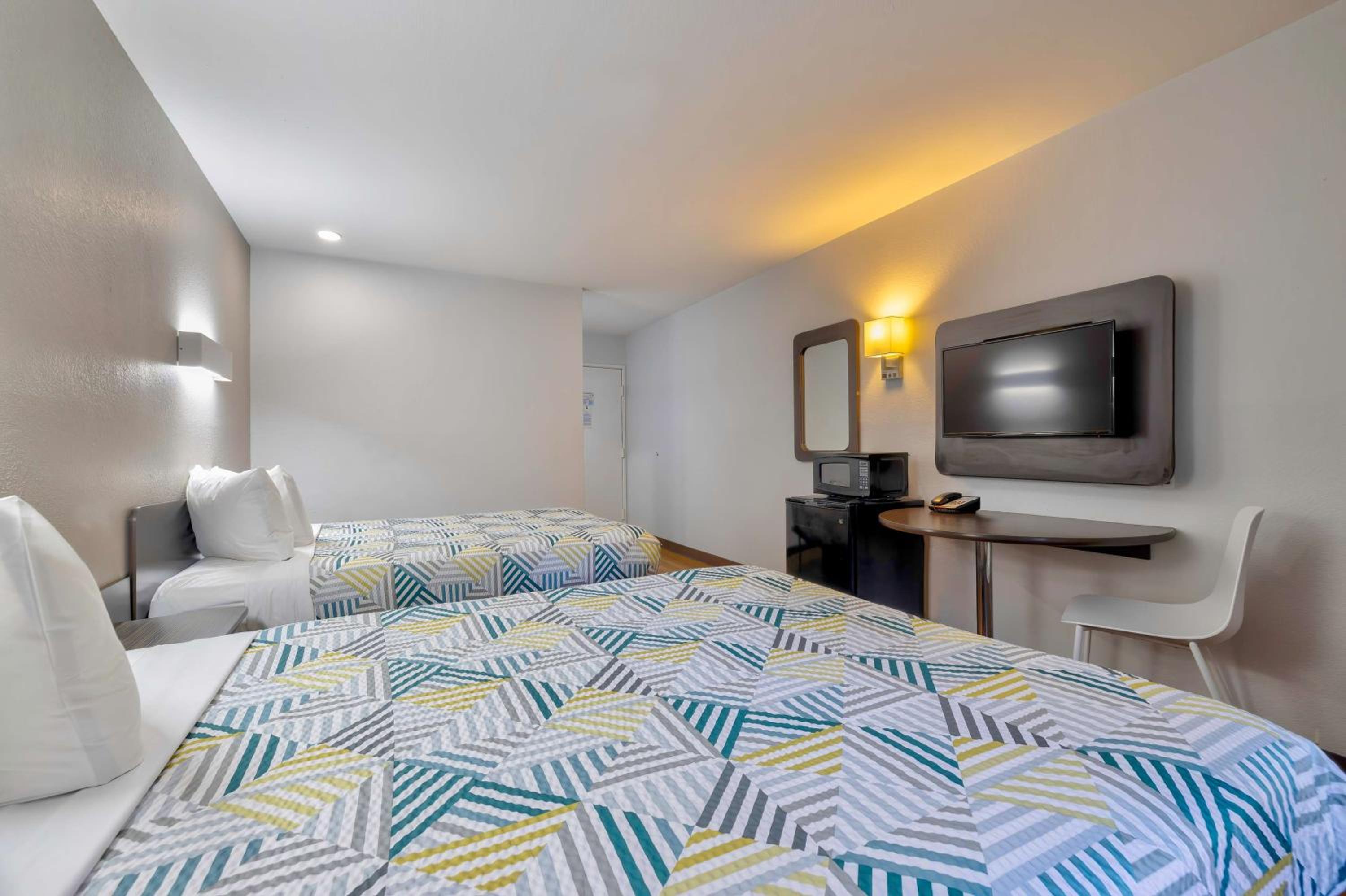 2 QUEEN BEDS | ADA ACCESSIBLE, NSMK, FRIDGE photo 3