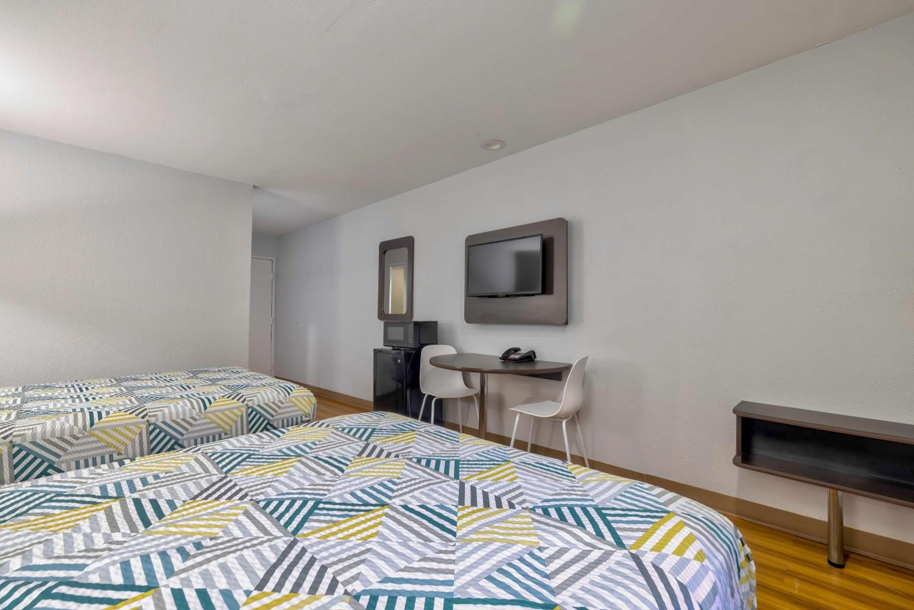 2 Queen Beds | Non-Smoking, Micfridge photo 1