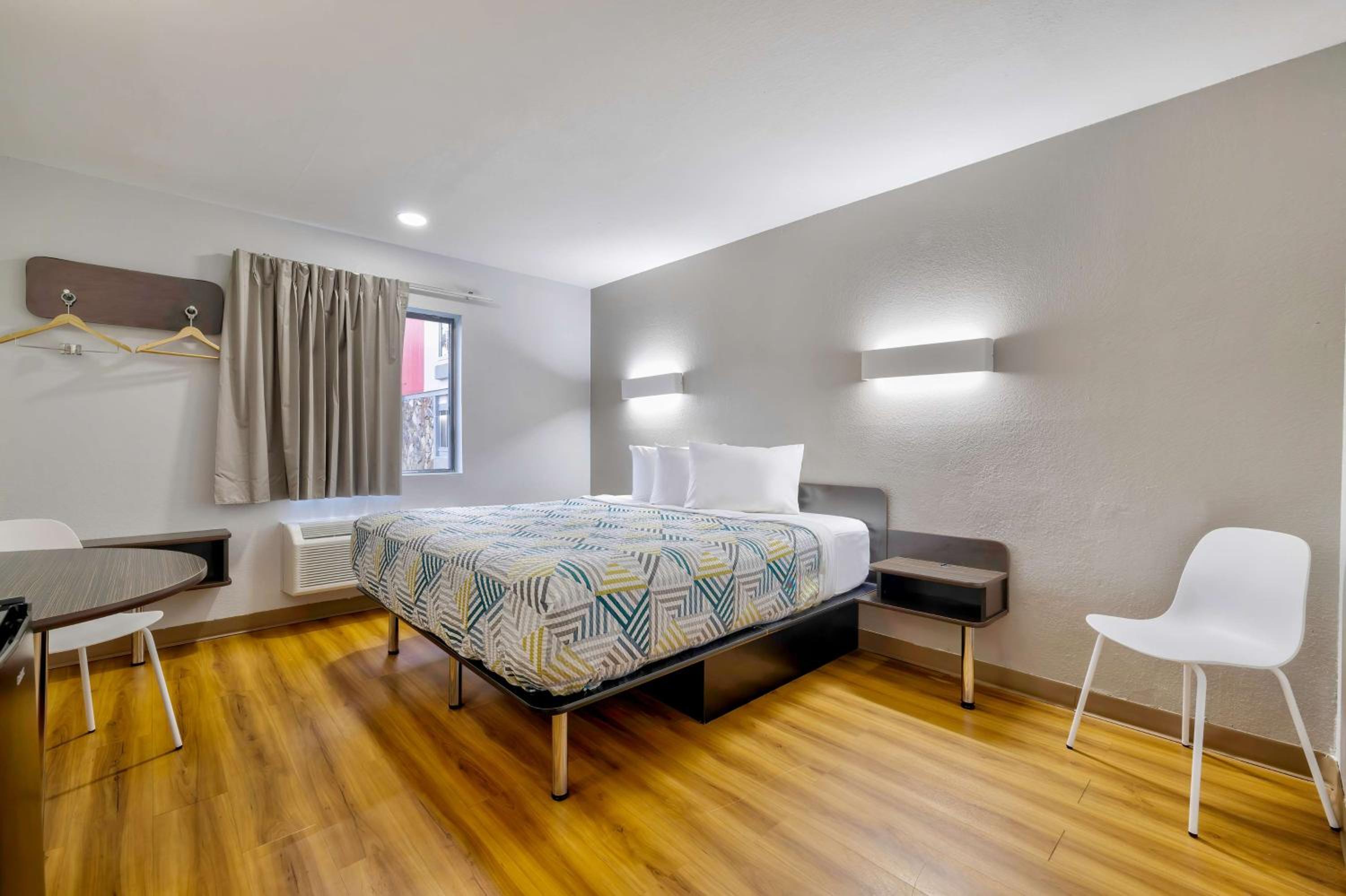 1 KING BED | MOB ACC RI SHWR NSMK MINIFRIDG photo 2