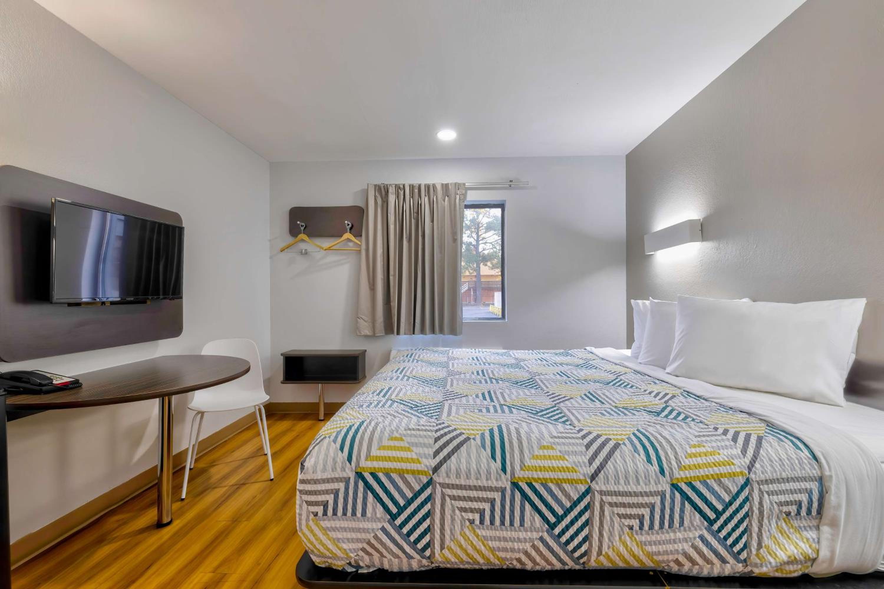 1 KING BED | MOB ACC RI SHWR NSMK MINIFRIDG photo 3
