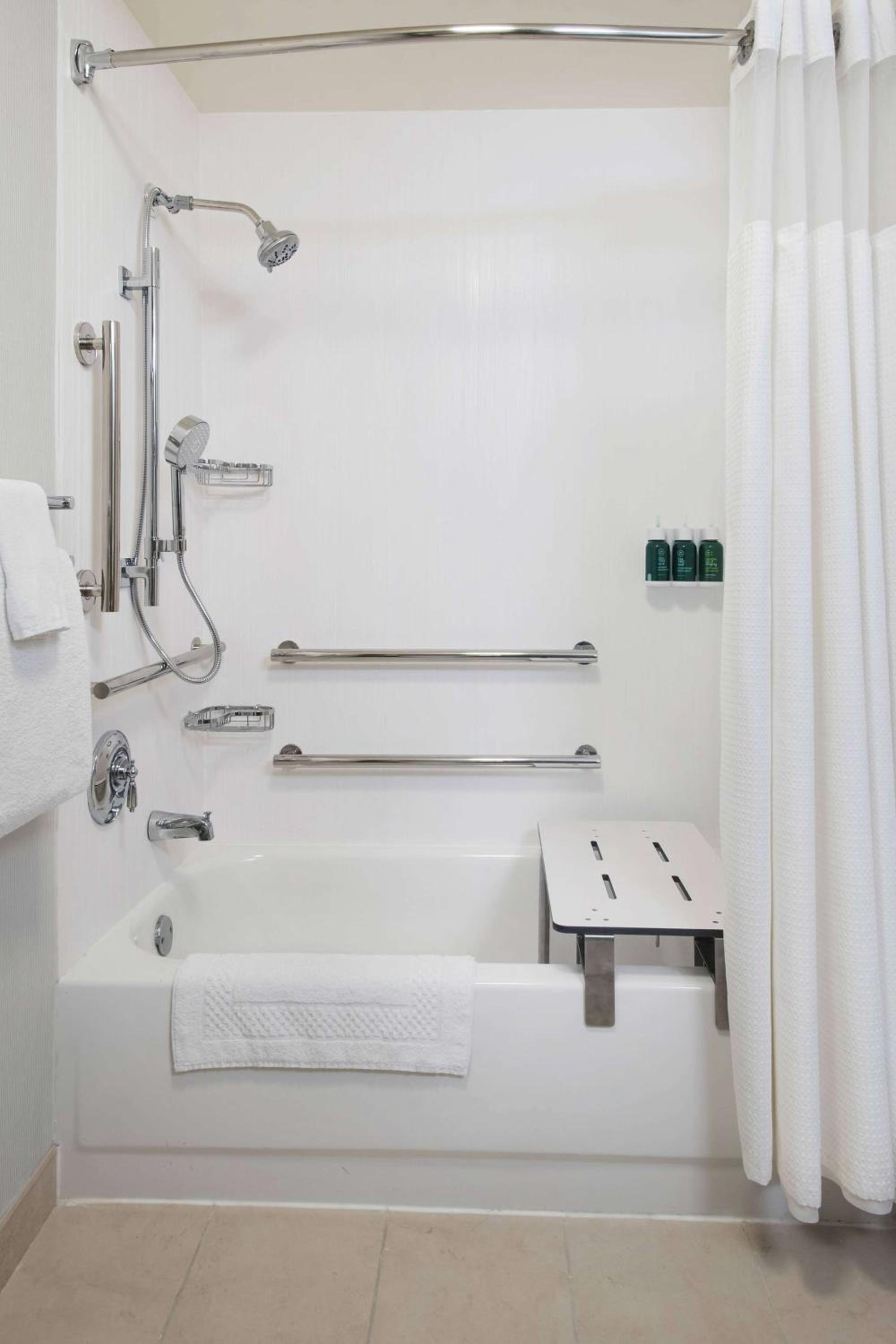 Guestroom Two Queens with Tub - Mobility Accessible