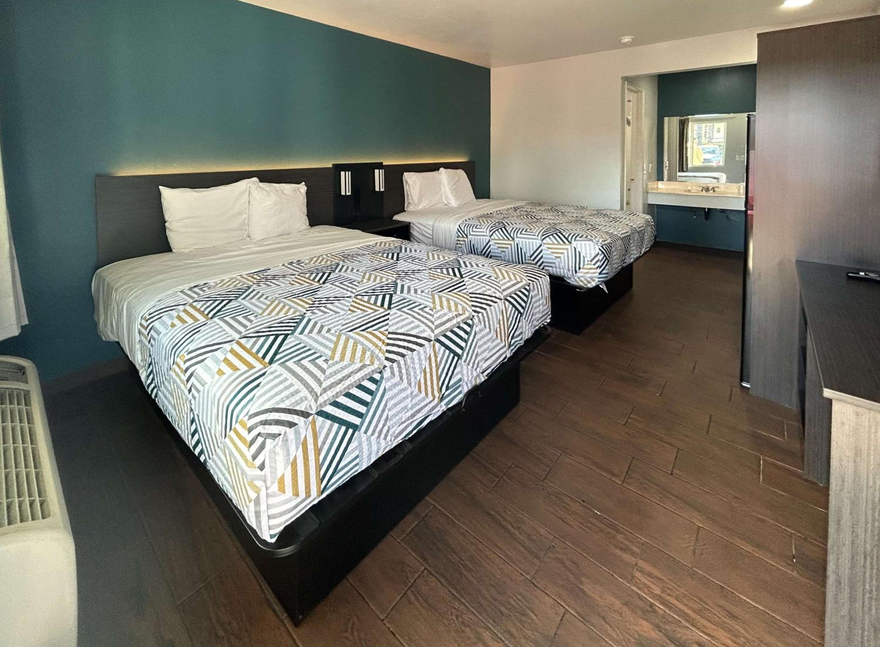 Queen Room with Two Queen Beds - Non-Smoking photo 1