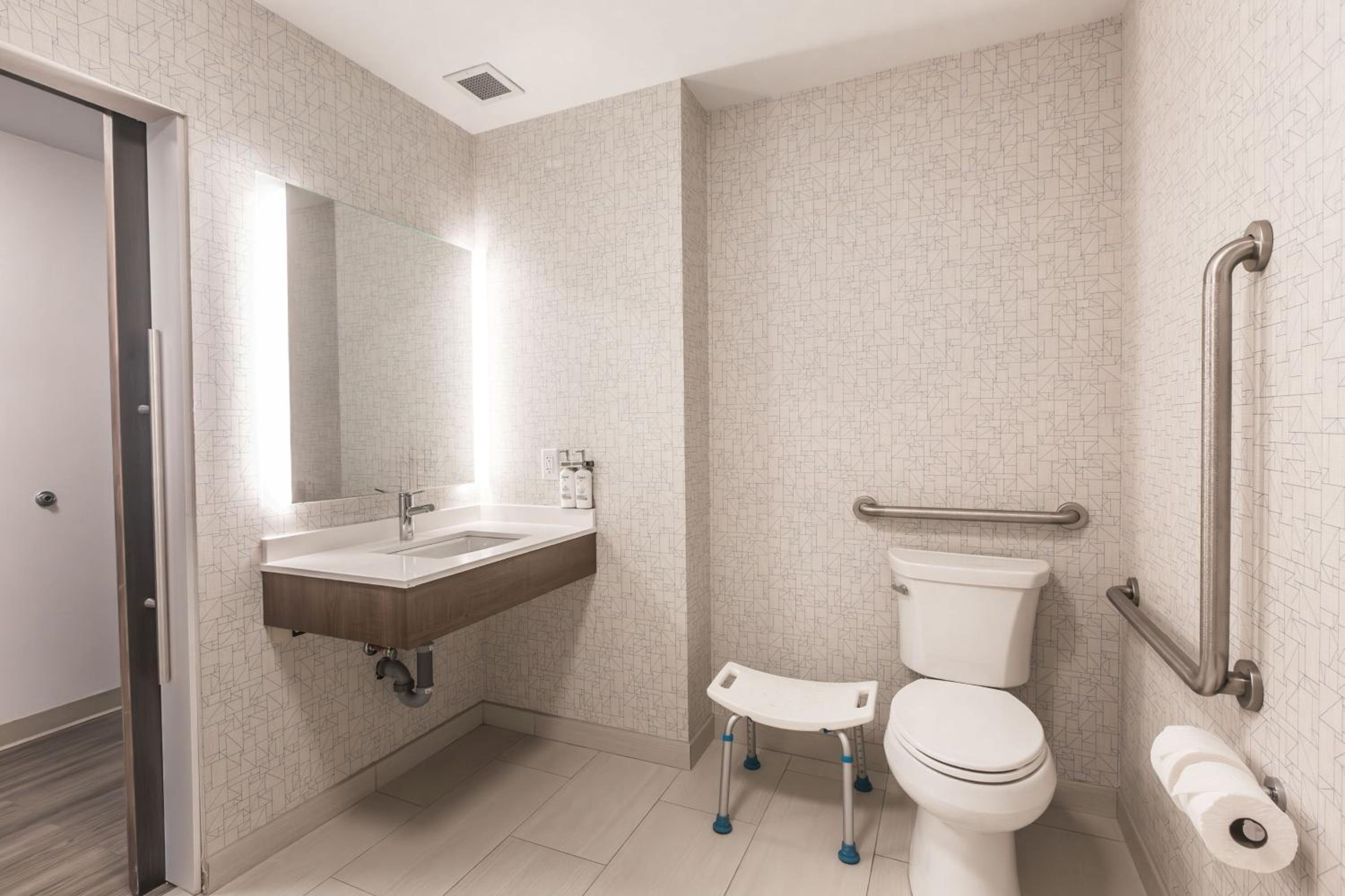 Standard Queen Room with Two Queen Beds and Mobility Accessible Tub - Photo 6