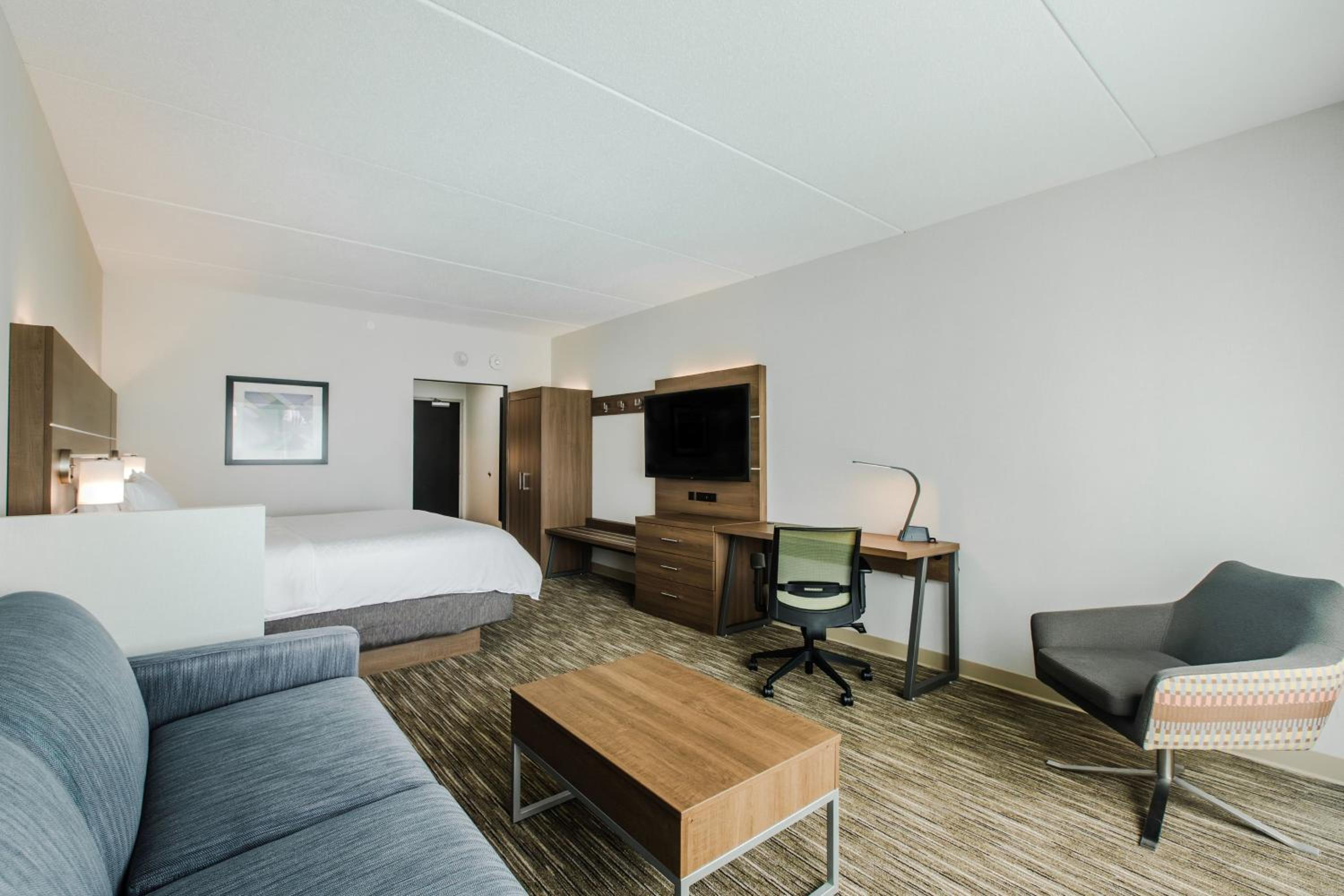 King Suite with Sofa Bed - Photo 8