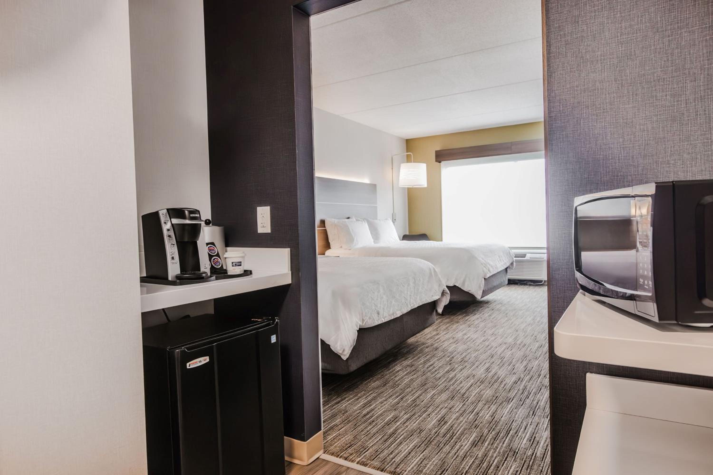 Standard Room with Two Queen Beds - Photo 16