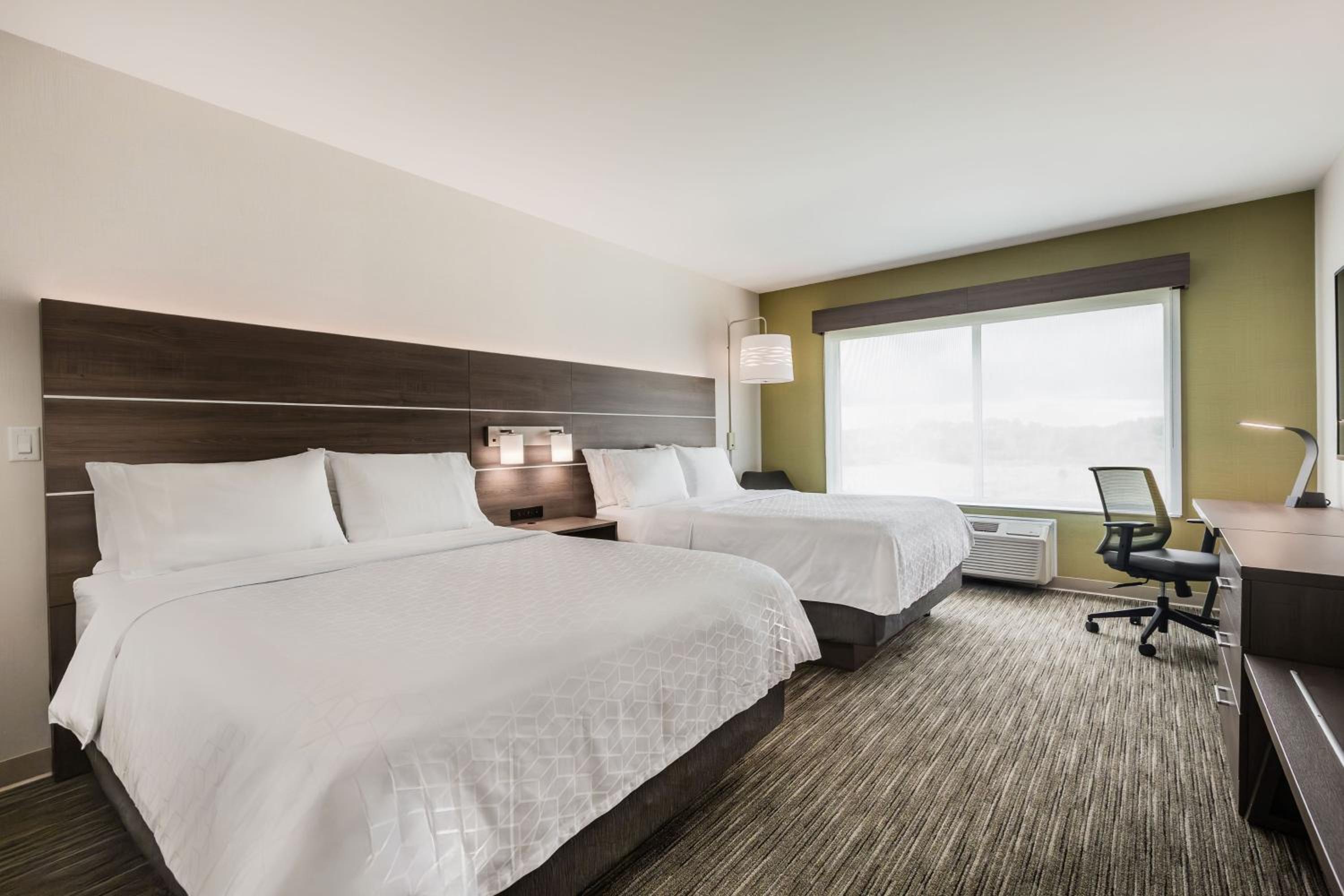 Standard Room with Two Queen Beds - Photo 6